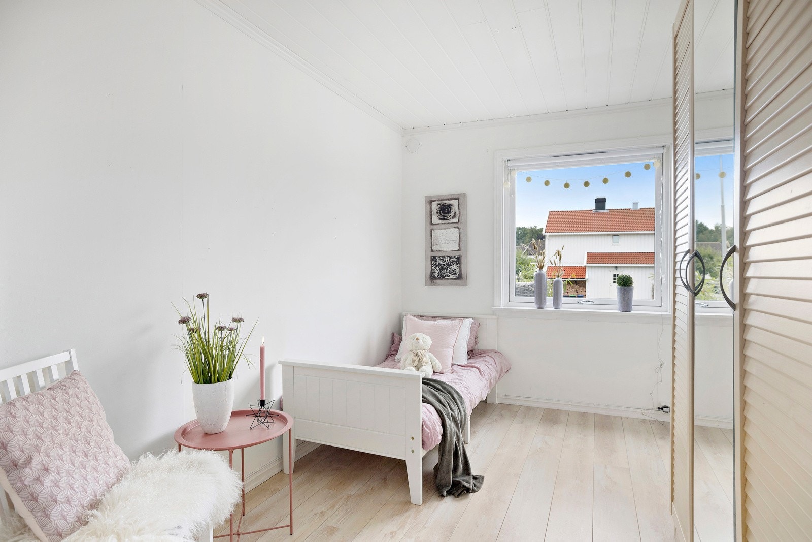 Boligen har tre gode soverom, ett i 1. etasje og to i 2. etasje. Galleribilde