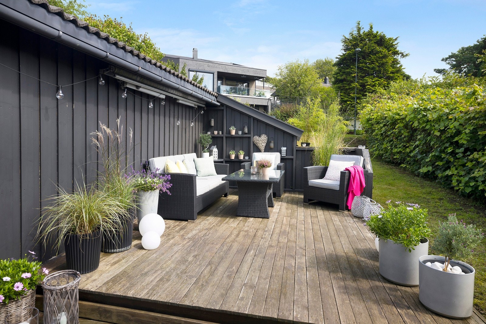 Høye levegger sørger for lune forhold, og markterrassen har dekke impregnert tre. Galleribilde