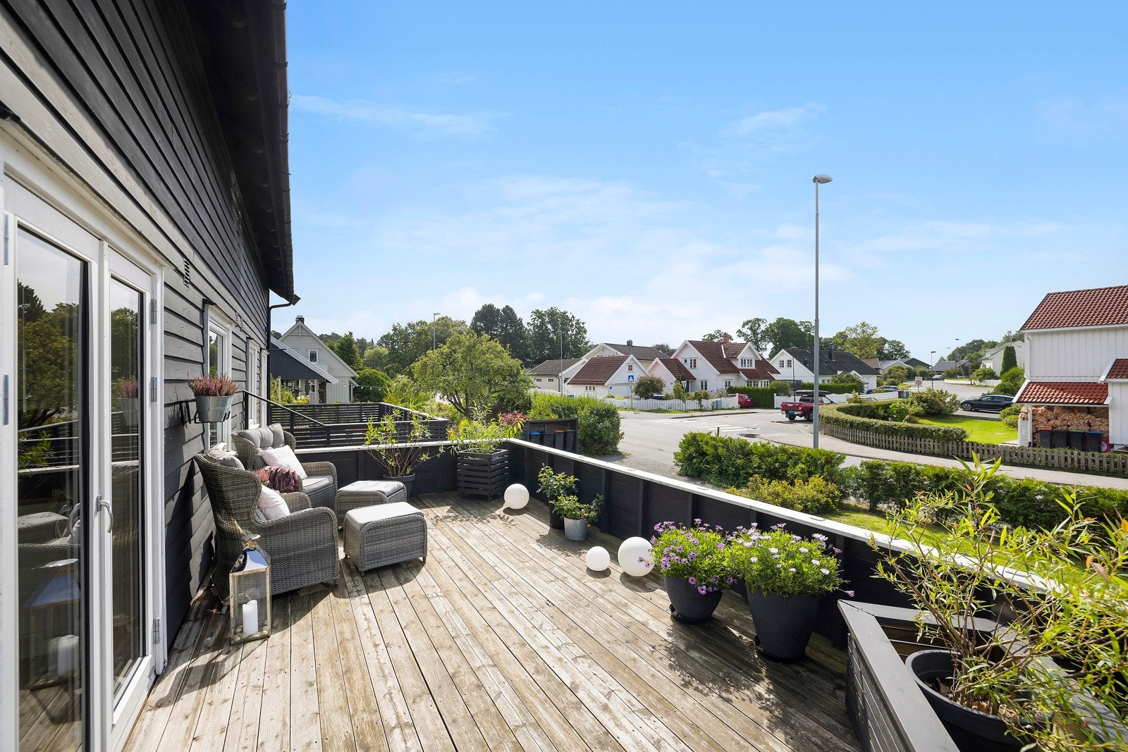 Den sydvestvendte terrassen kan stolte skilte med gode solforhold. Galleribilde