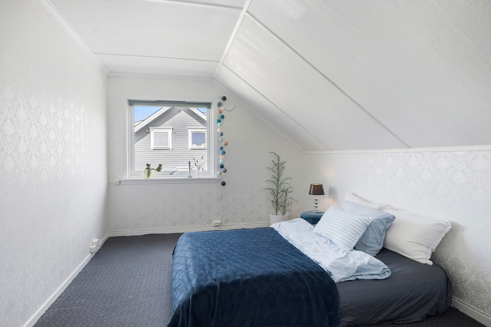 På et av soverommene i 2. etasje er det lagt vegg-til-vegg teppe på gulvet. Galleribilde