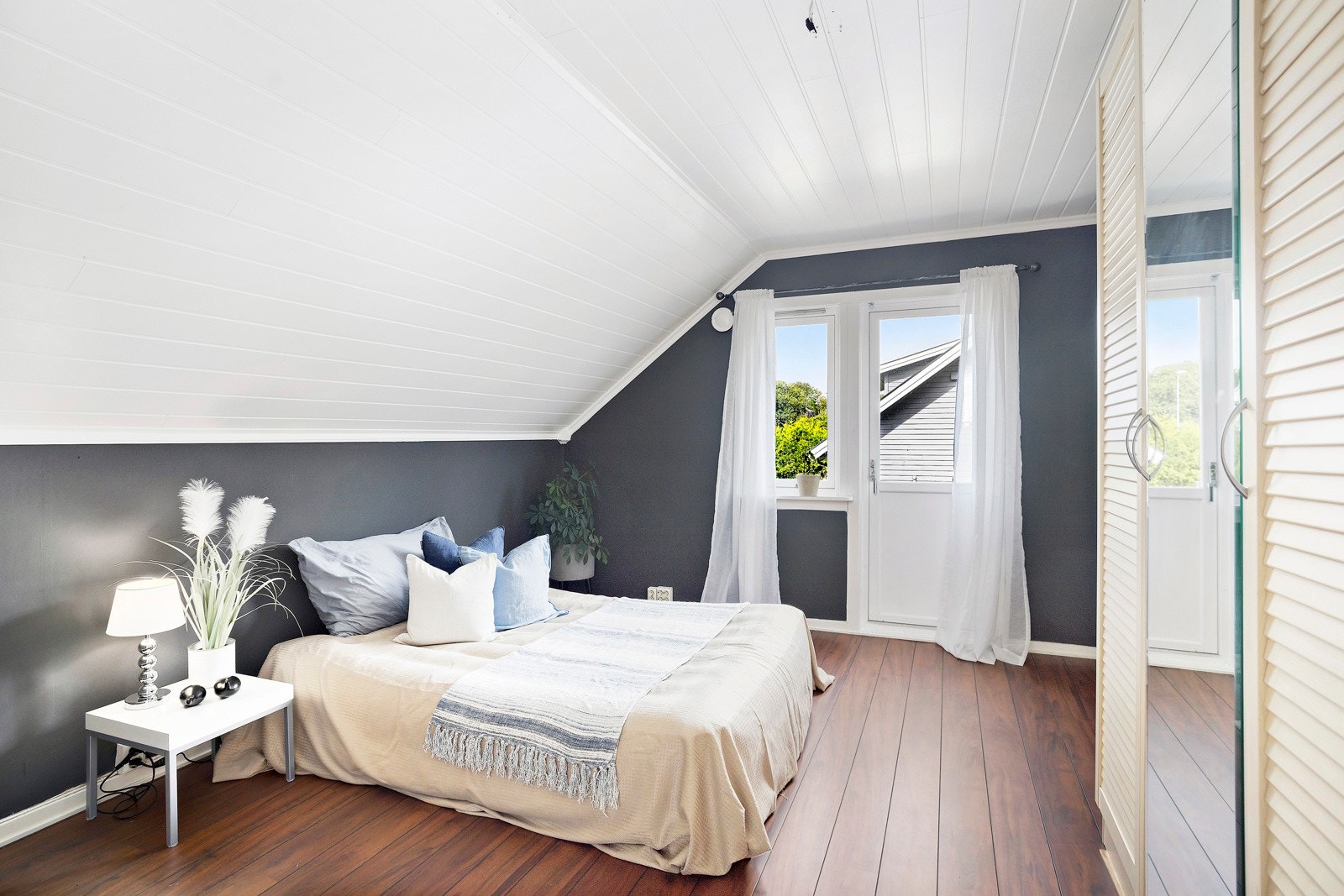 Hovedsoverommet har utgang til en liten luftebalkong. Galleribilde