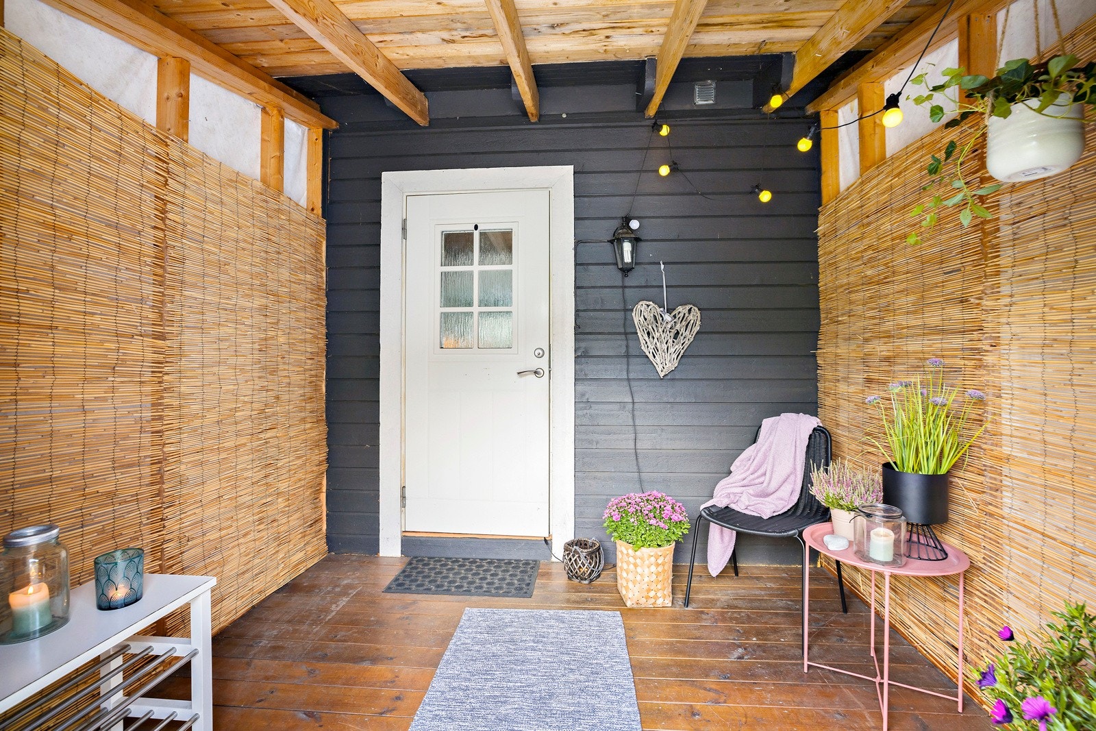 Boligen har et lunt og pent inngangsparti med overbygg og utebelysning. Galleribilde