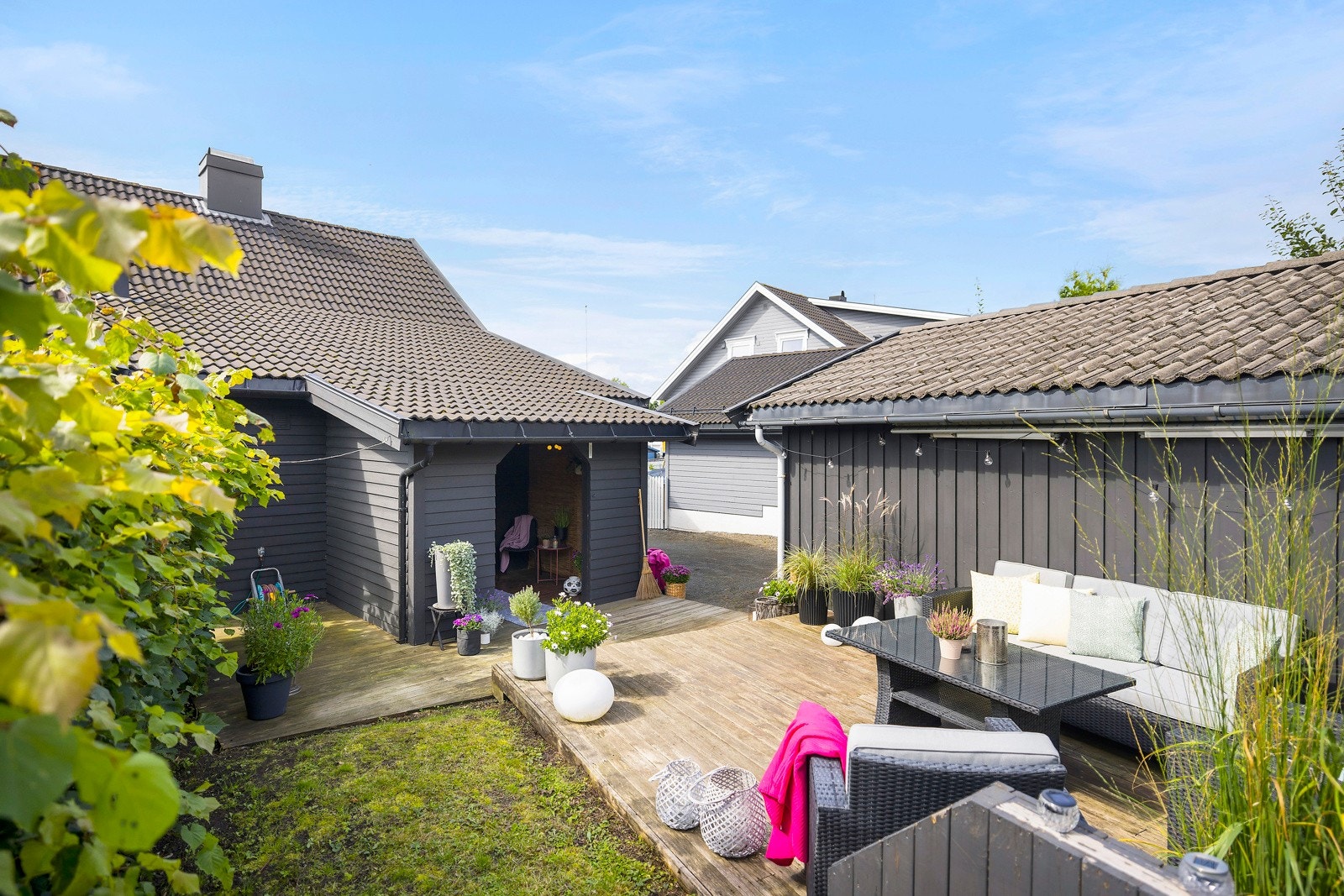 Det er store, flotte uteplasser i forbindelse med inngangspartiet. Galleribilde