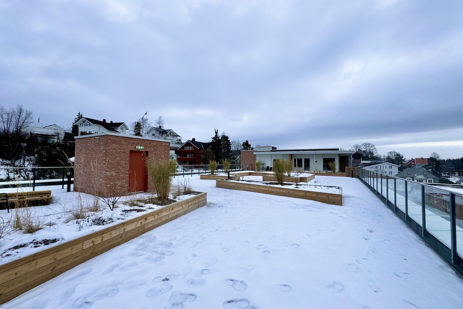 Fin og stor takterrasse i sameiet. Galleribilde