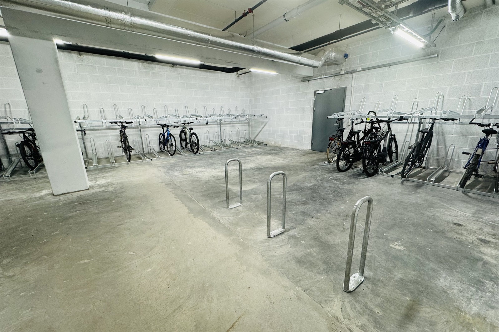 Stor og fin sykkelparkering i sameiet. Galleribilde