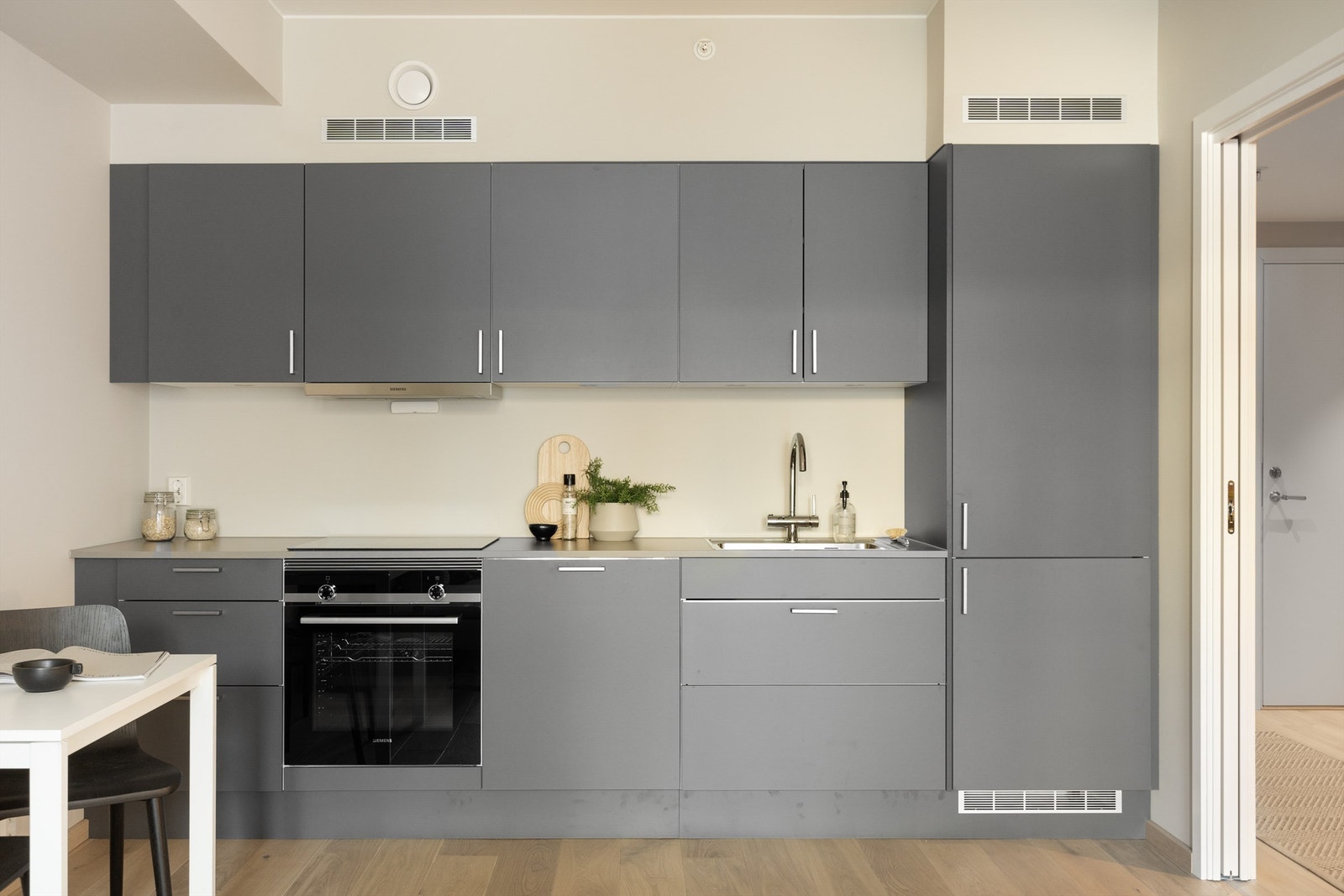 Stilrent kjøkken med integrerte hvitevarer. Galleribilde