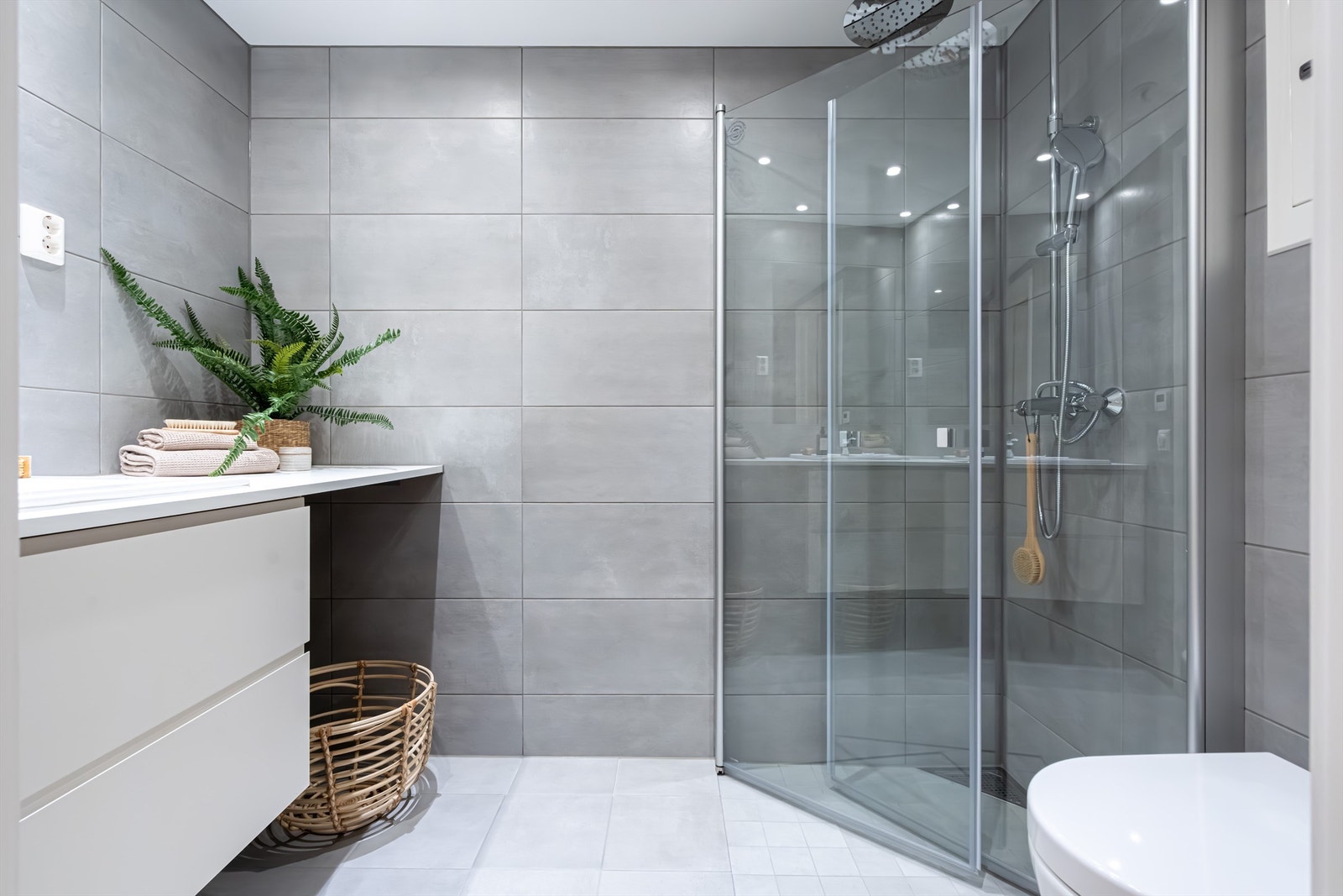 Leiligheten har et innbydende bad på ca. 3,3 m². Innredet med servant og heldenkkende benkeplate. 2 skuffer. WC med soft-close. Galleribilde