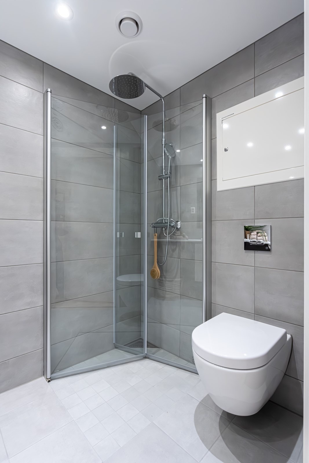 Regnfallsdusj med svingbare dører. Rør-i-rør system. Galleribilde