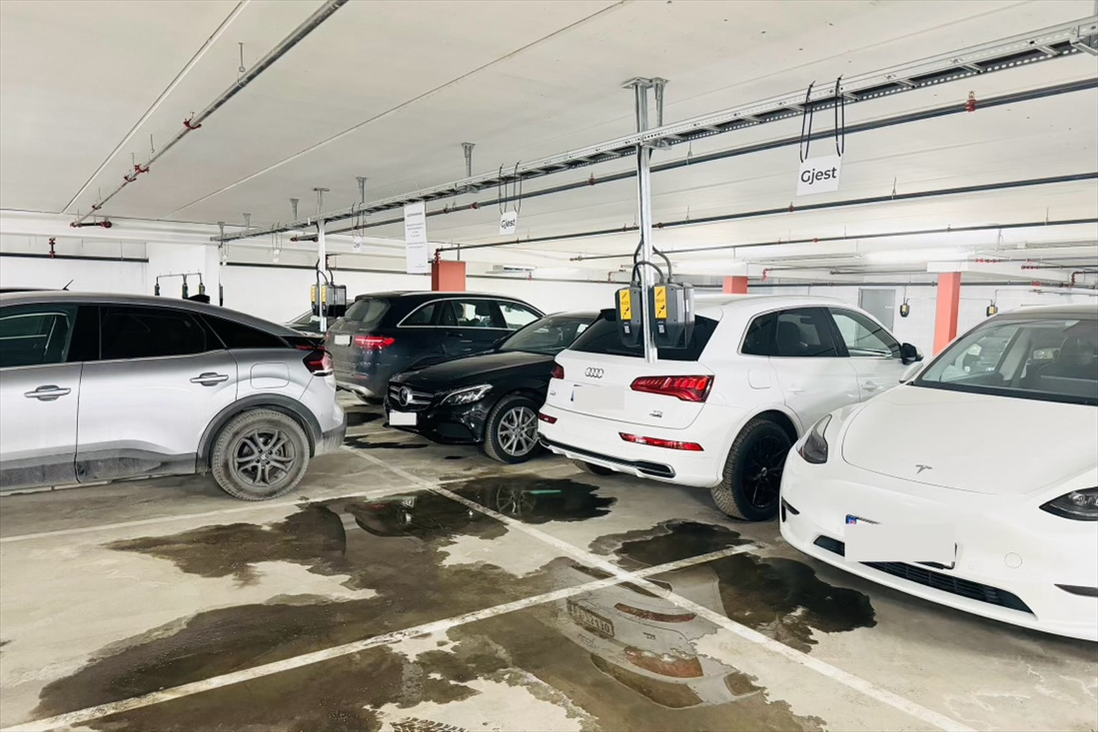 Det er hele 10 innendørs gjesteparkeringsplasser. Her kan man stå i opptil 72 timer. Galleribilde