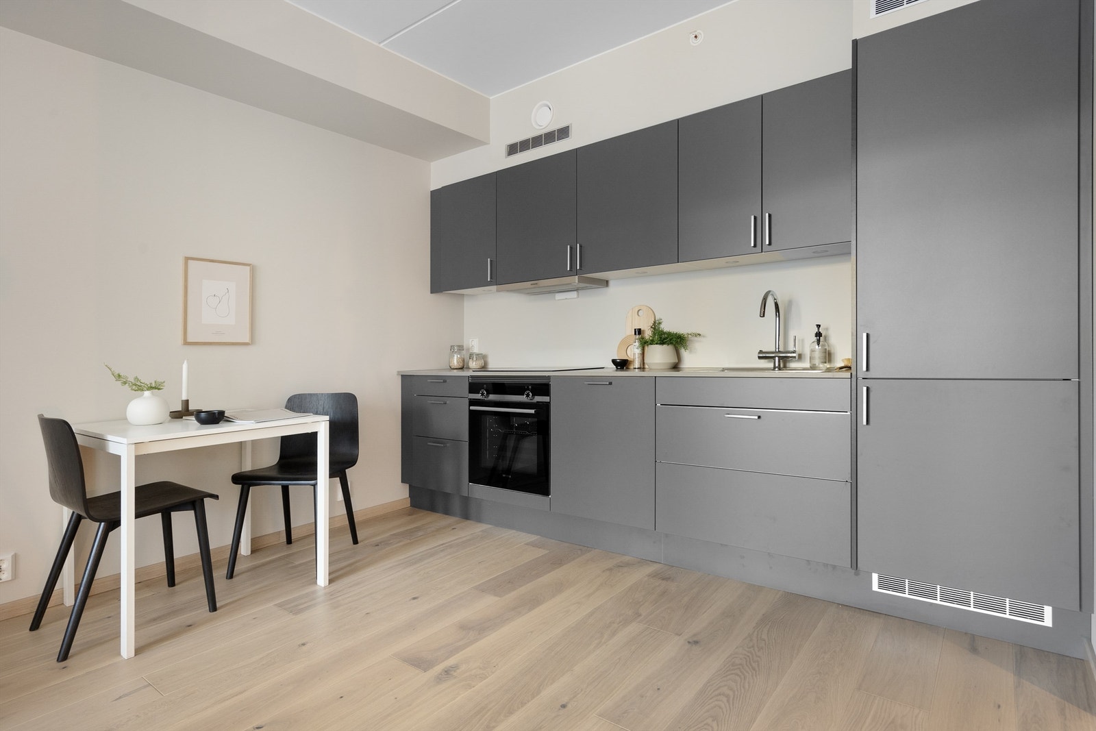 Det er demping på alle skuffer og skapdører. Under oppvaskkum er det skuff med avfallsbeholdere. Galleribilde