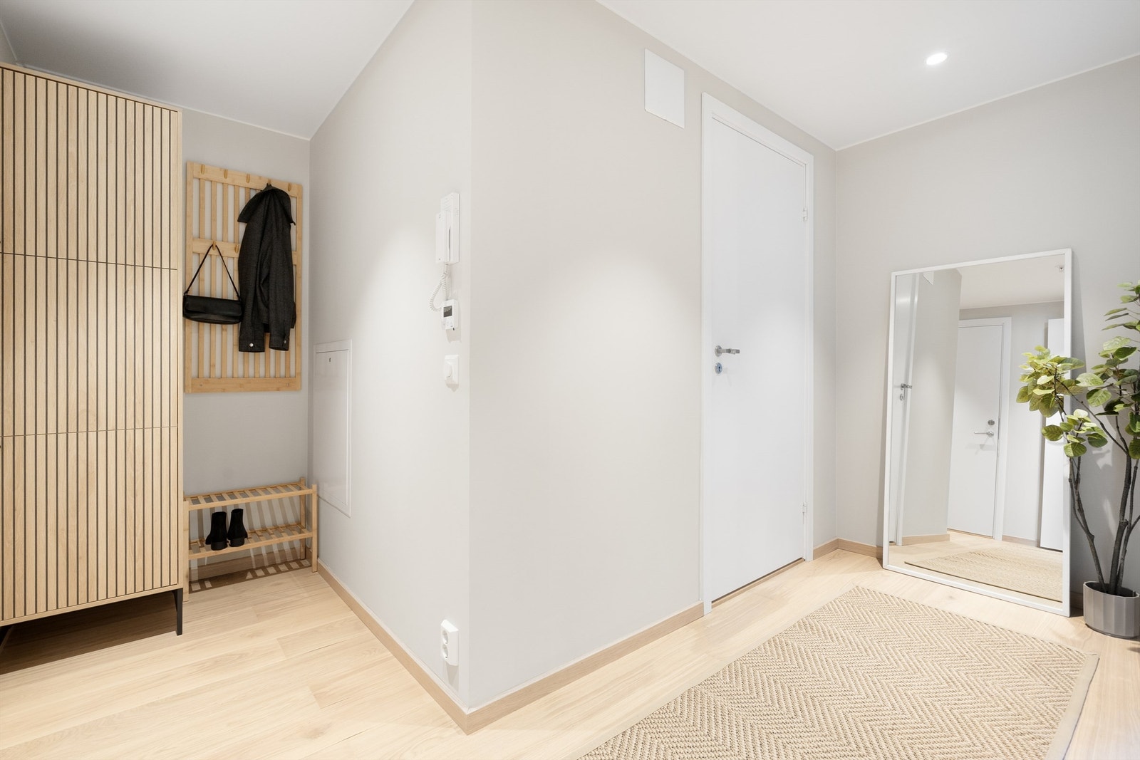 Lys entré/gang på ca. 6,9 m². Det er en lekker 1-stavs eikeparkett på gulv. Downlights i himling. Garderobeløsning medfølger leiligheten. Galleribilde