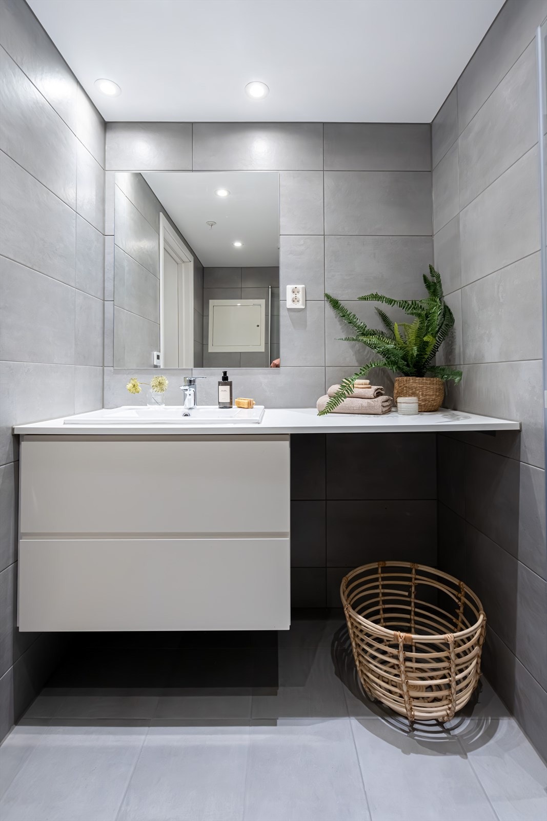 Det er opplegg for vaskemaskin/tørketrommel. Vannbåren gulvvarme og downlights i himling. Galleribilde