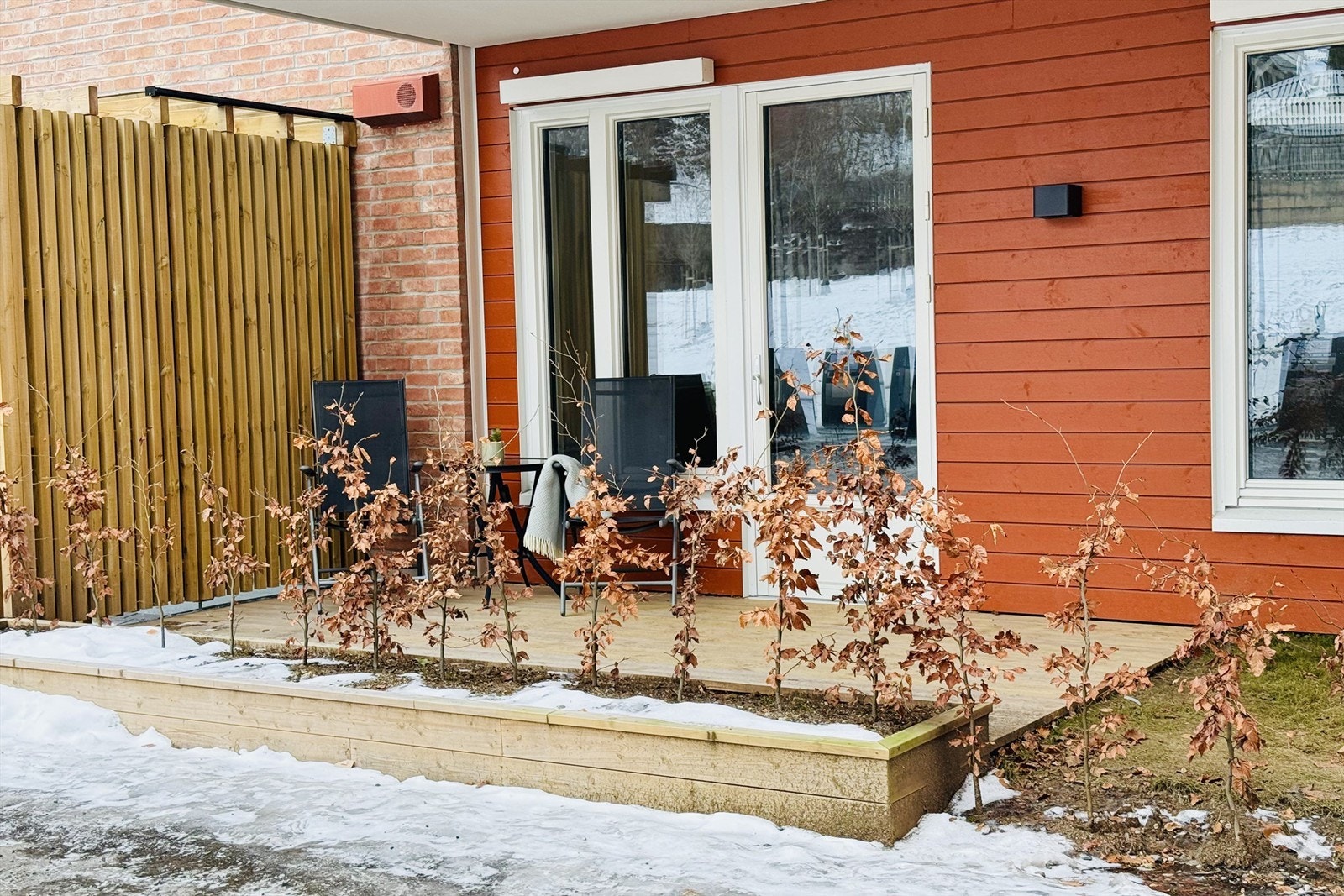 Fra stuen har du direkte tilgang til en nordvestvendt markterrasse på ca. 10 m². Ved siden av markterrassen til høyre er det en tilhørende "hageflekk" på ca. 5 m². Galleribilde