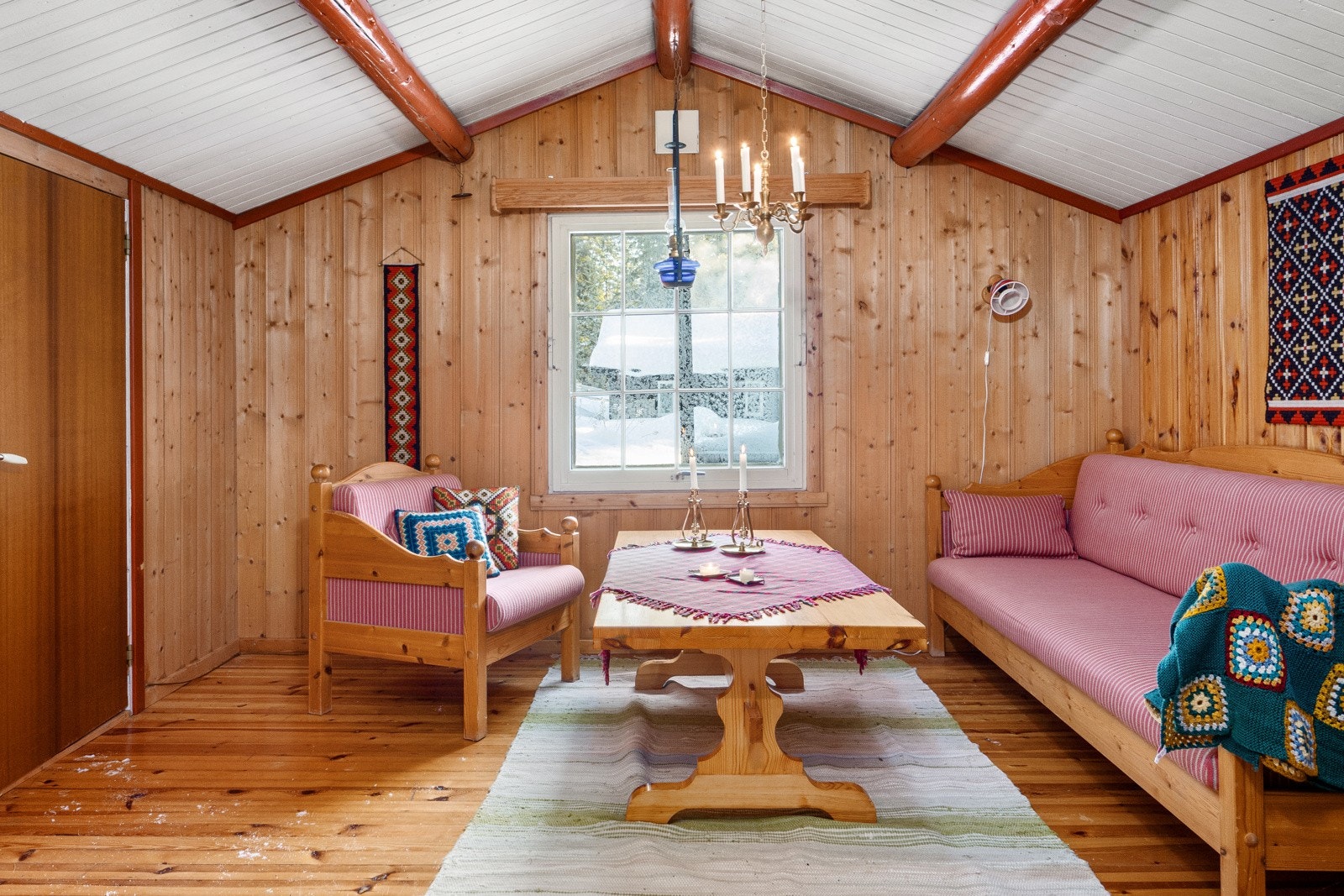 Koselig stue som gir plass for møblering av sofagruppe og øvrig møblement etter ønske. Galleribilde