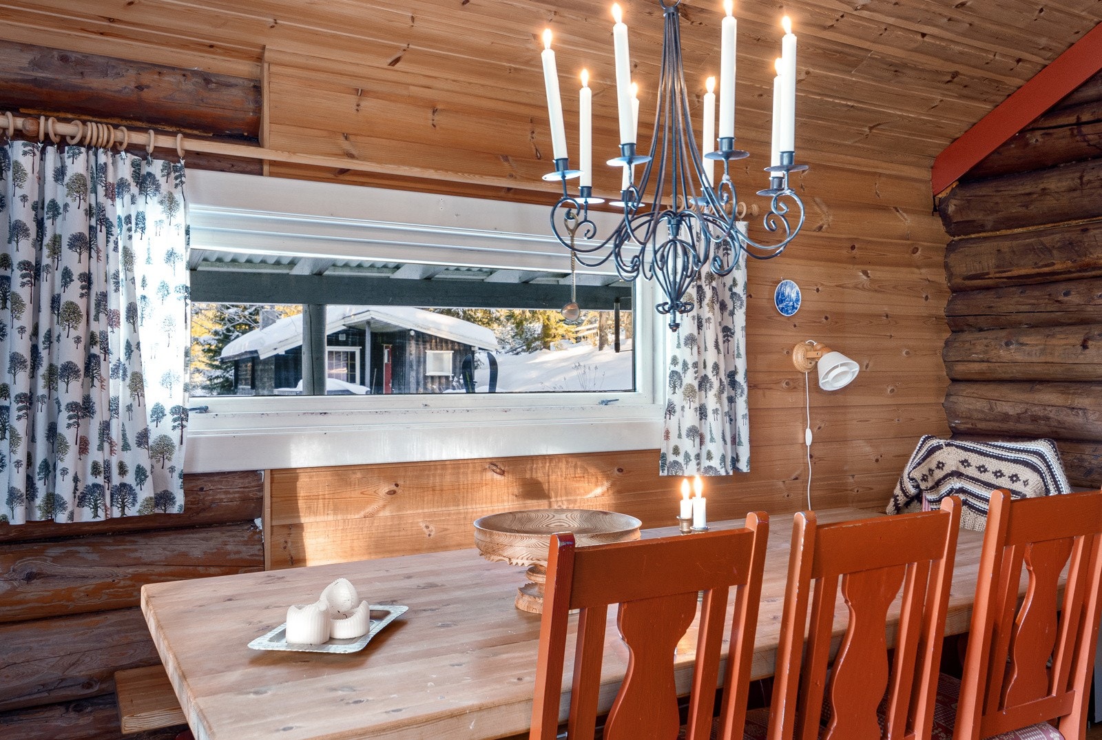 Himlingene er kledd med malte plater og lutet/lakkert panel, som understreker hyttens varme og landlige stil. Galleribilde