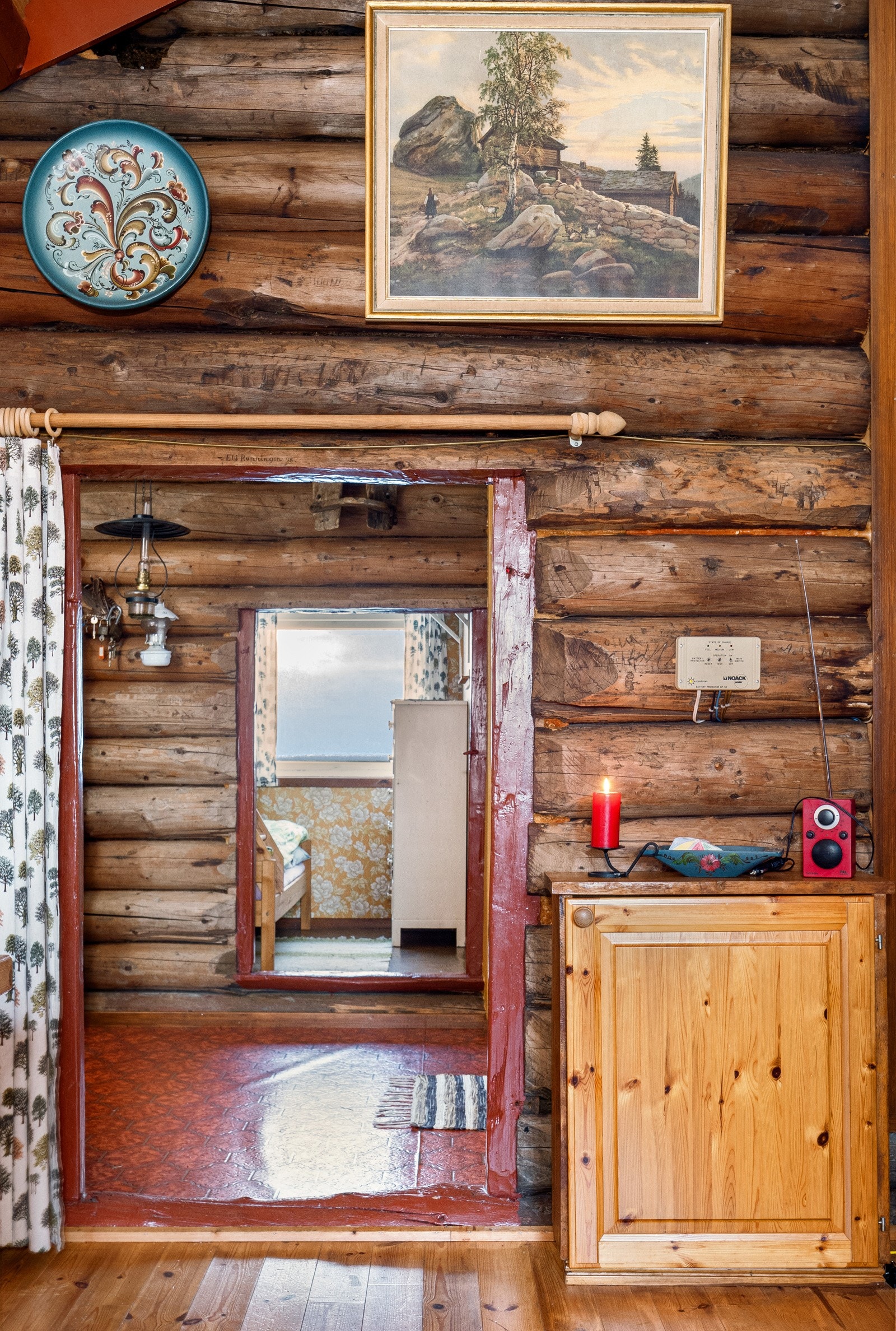 Laftet tømmervegger gir et historisk og nostalgisk preg Galleribilde
