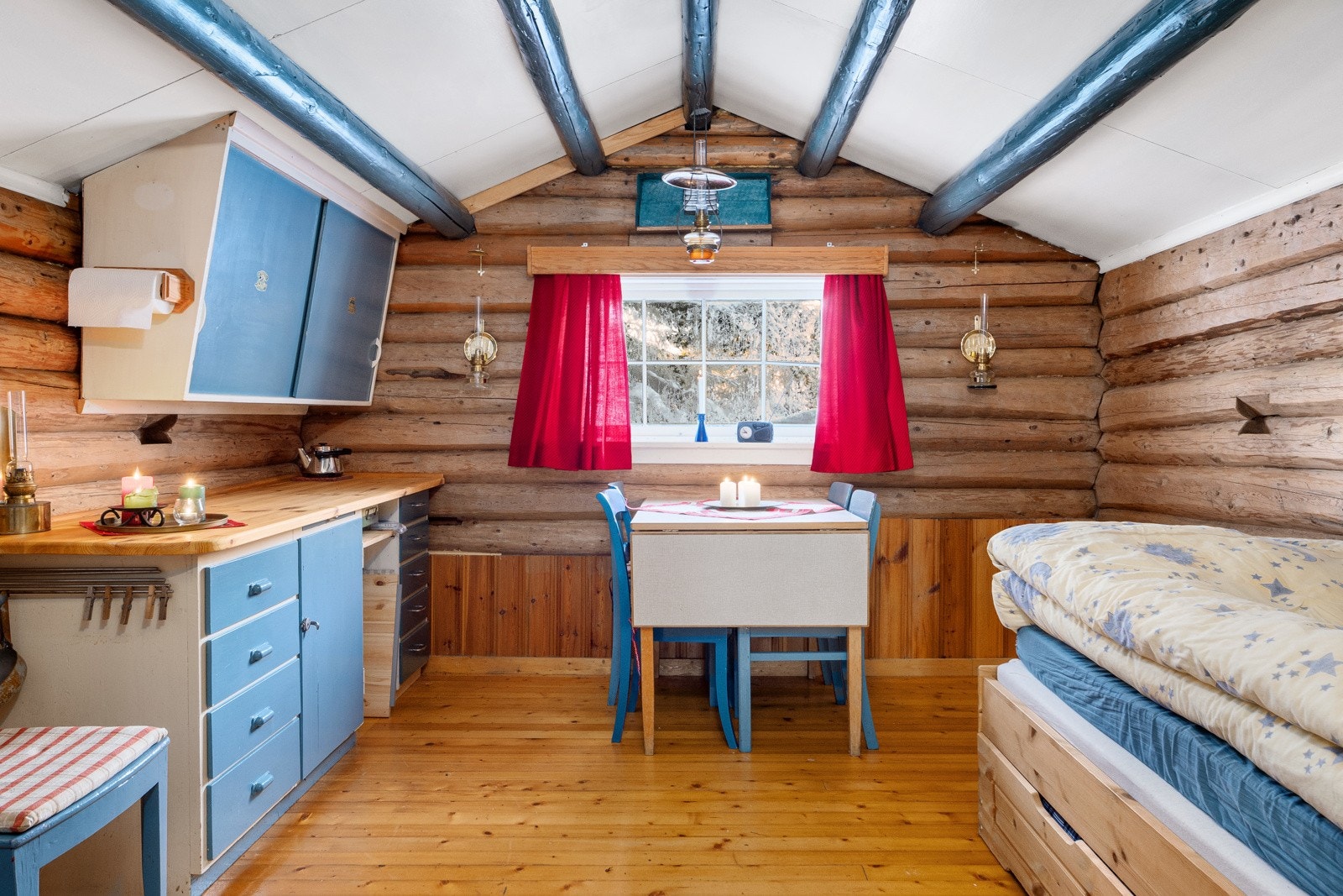 Kjøkkenet er av eldre dato med enkel innredning, bestående av laminerte skrog og en heltre benkeplate. I dag er det plassert seng på kjøkken for ekstra soveplass. Galleribilde