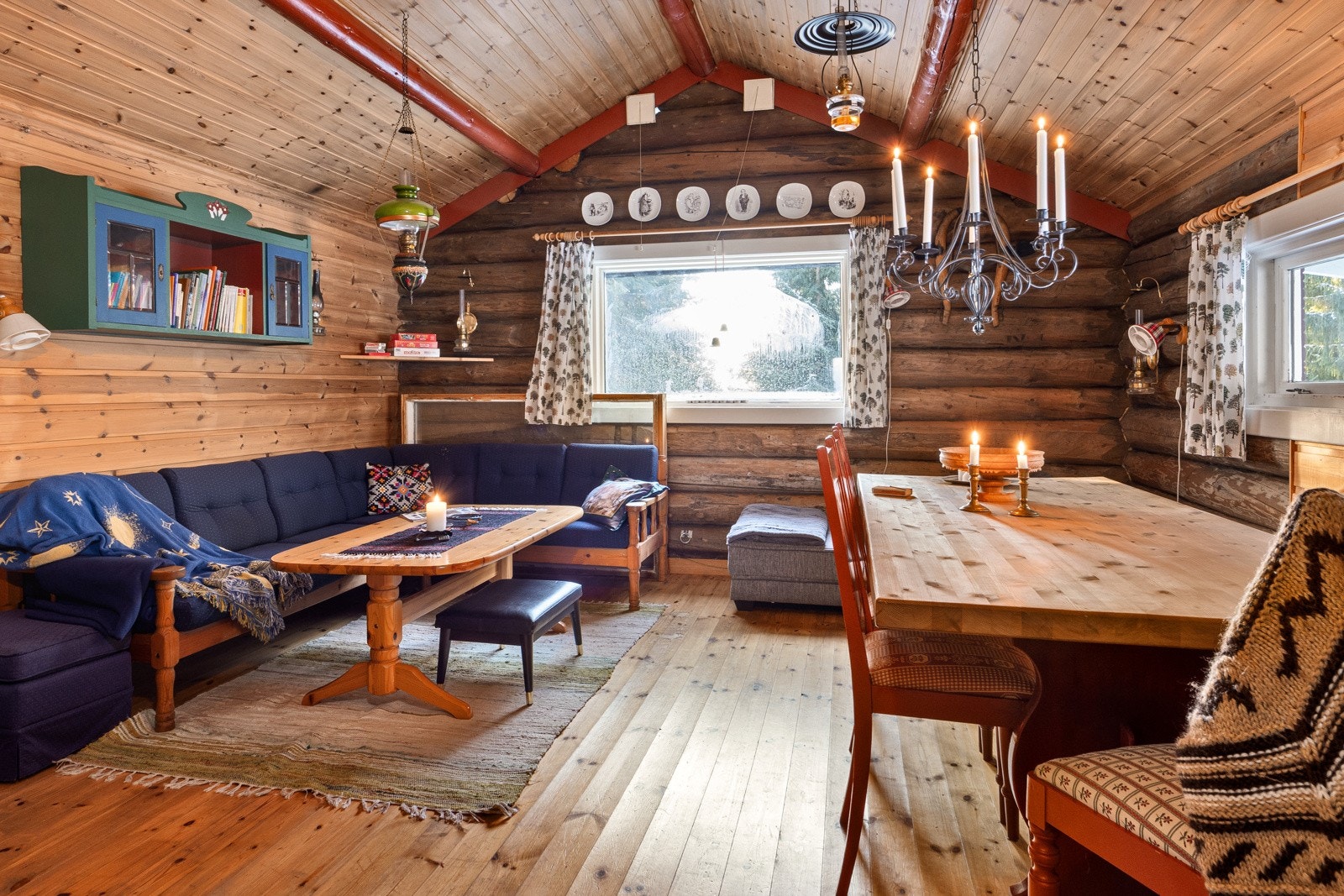 Stuens praktiske planløsning tillater deg møblering av både sofagruppe og spisegruppe. Galleribilde