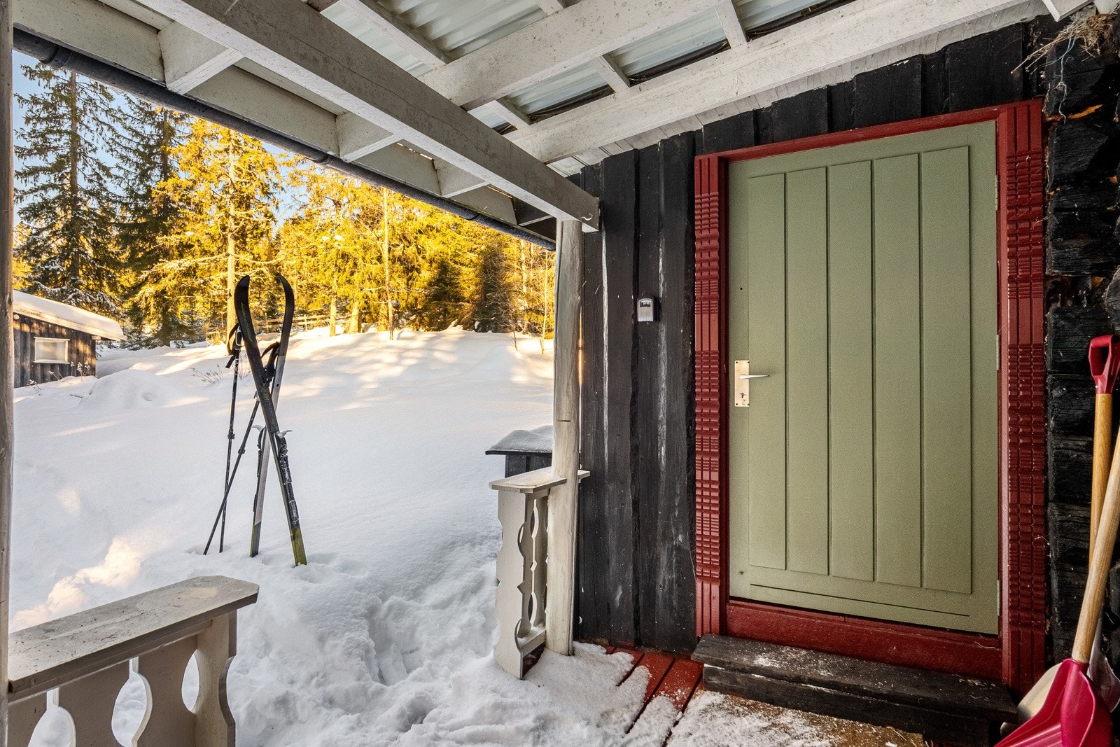 Inngangsparti tilhørende hytten med romslig veranda. Galleribilde