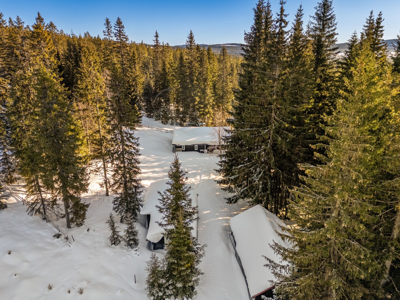 Området rundt byr på vakre naturopplevelser, med muligheter for både sommeraktiviteter som fotturer og sykling, samt vinteraktiviteter som ski og aking. Galleribilde