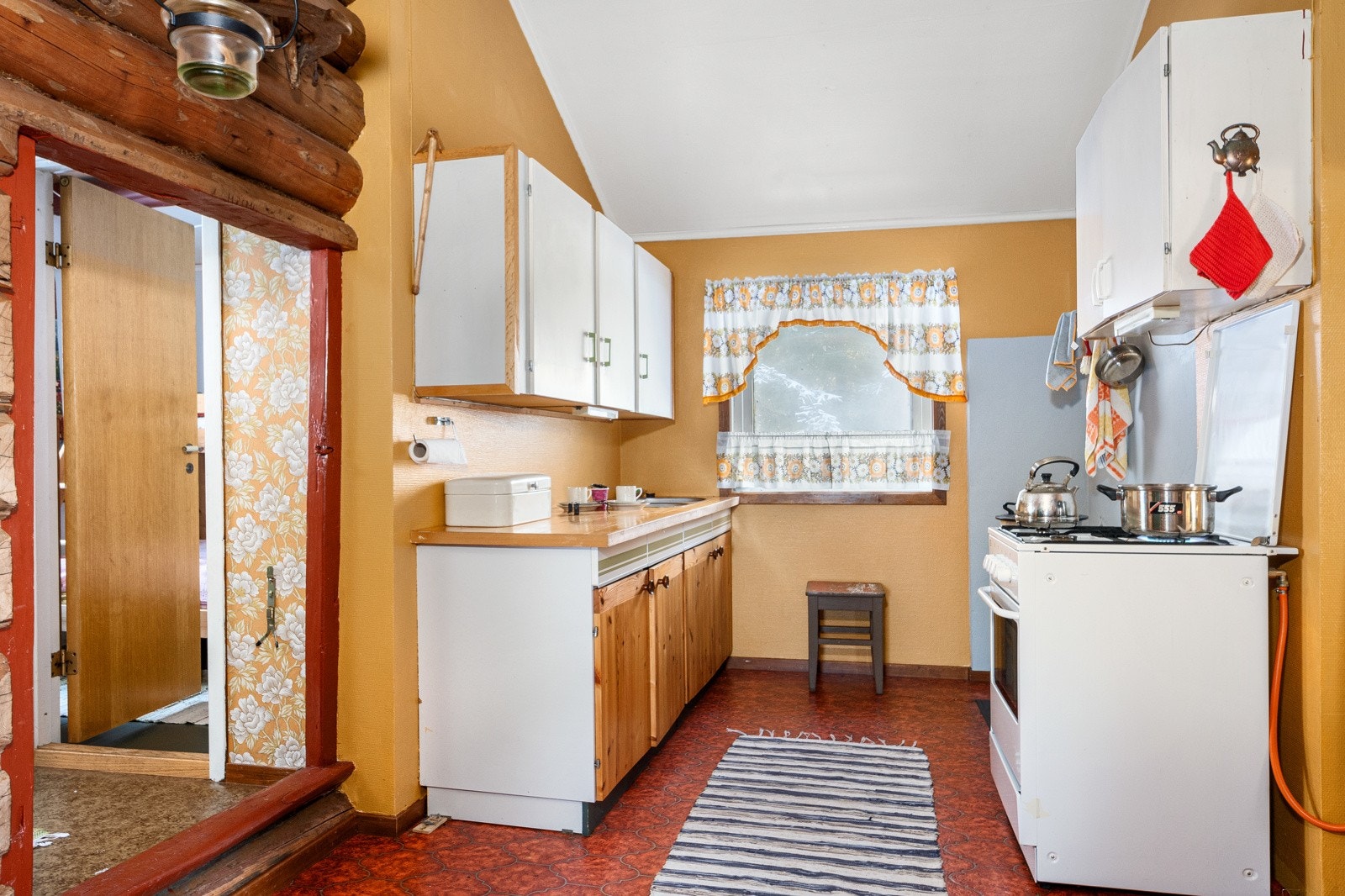 Kjøkkenet har en enkel og funksjonell innredning av eldre dato, med sponplate-skrog og en heltre benkeplate. Galleribilde