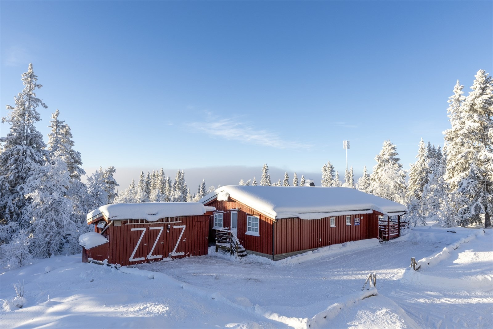 Enkel, flat adkomst og parkering rett utenfor døra. Eiendommen har vinterveg. Galleribilde