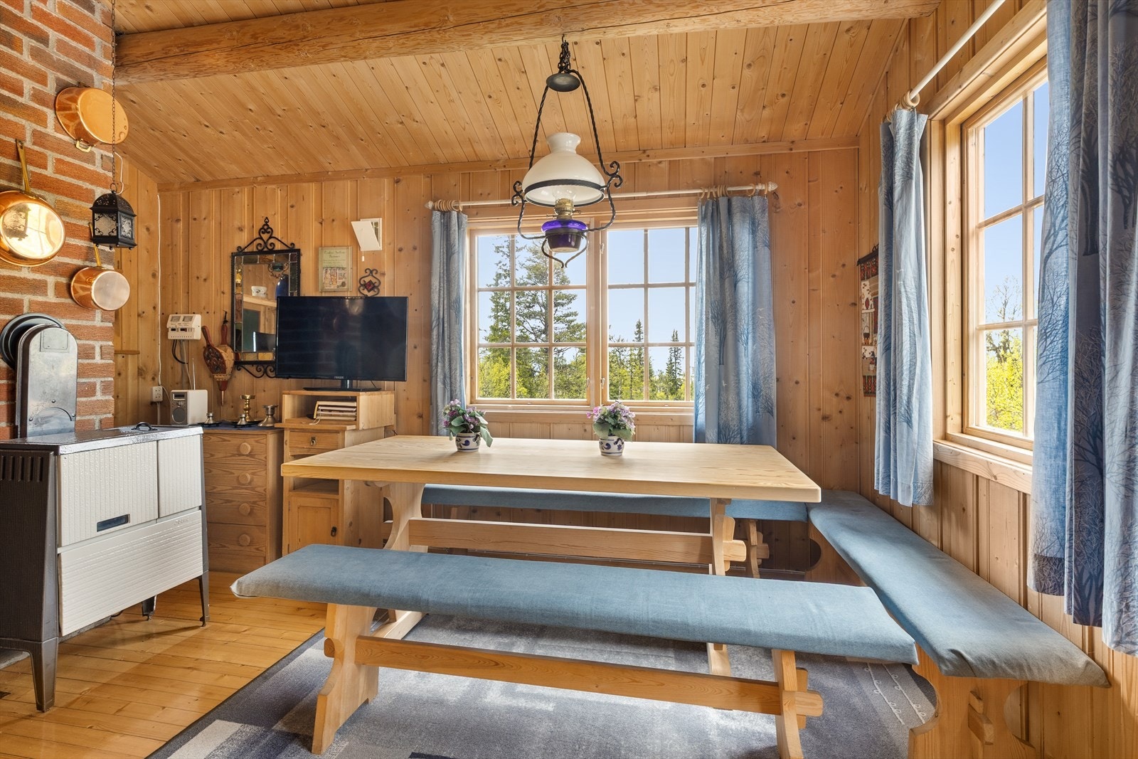 Sittebenker gir plass til mange rundt bordet. Galleribilde