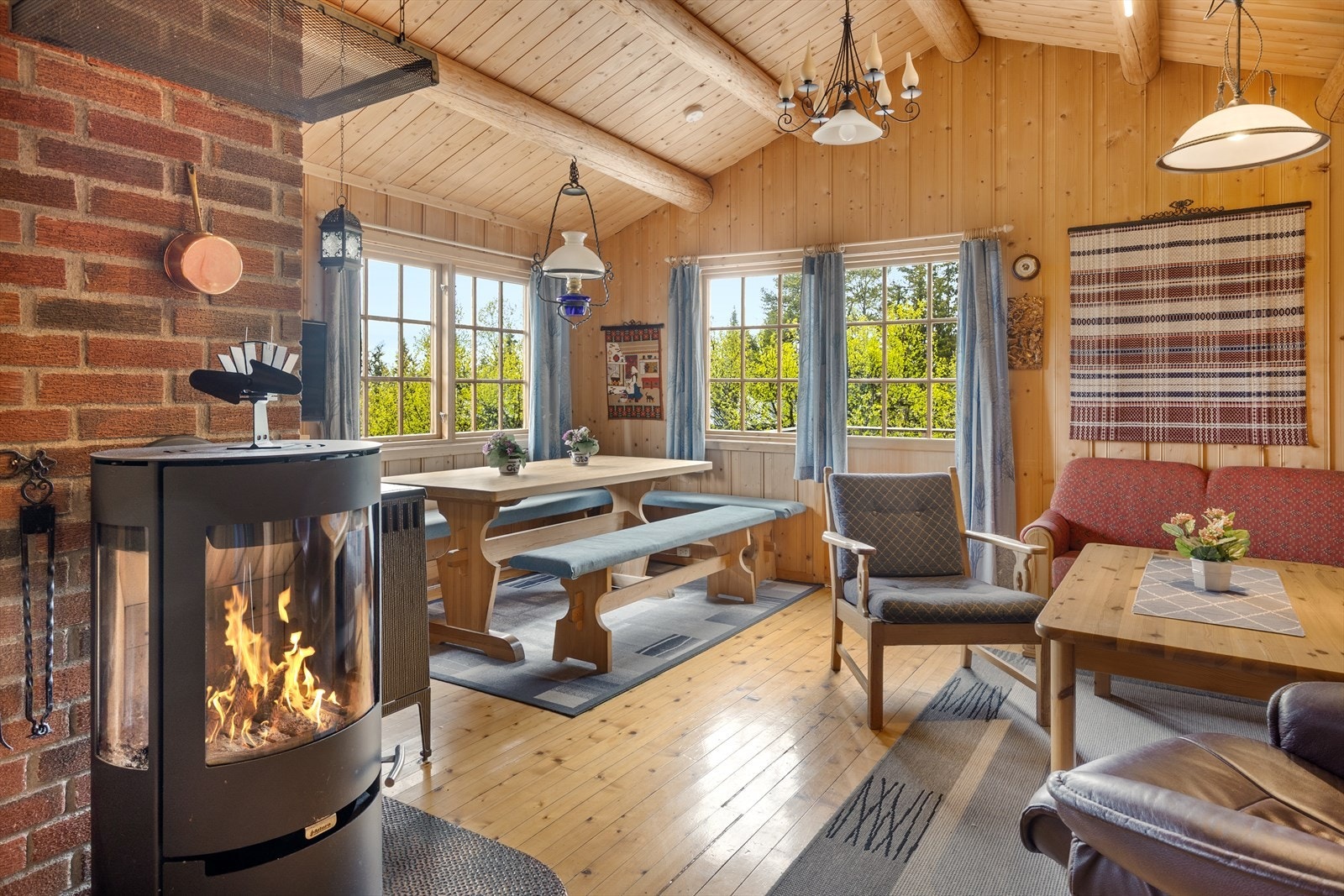 Stua er tradisjonelt innredet med spisebord og hjørnesofa mm. Galleribilde