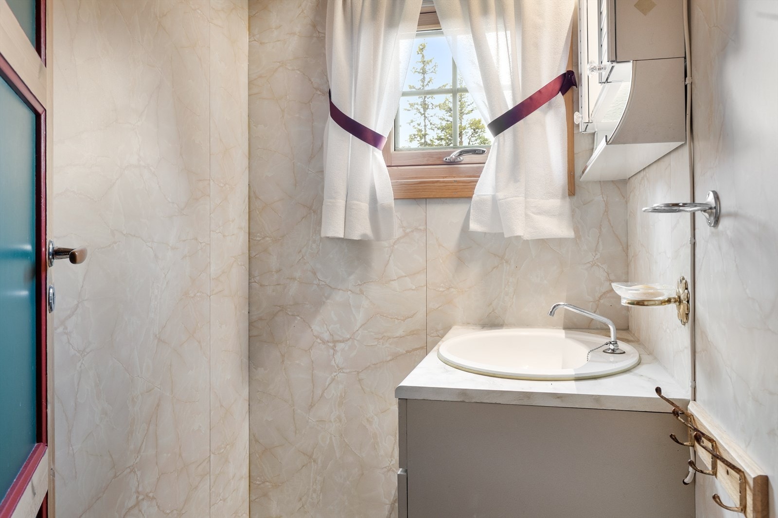 Hytta har i tillegg et enkelt innredet sanitærrom med servant og speil. Galleribilde