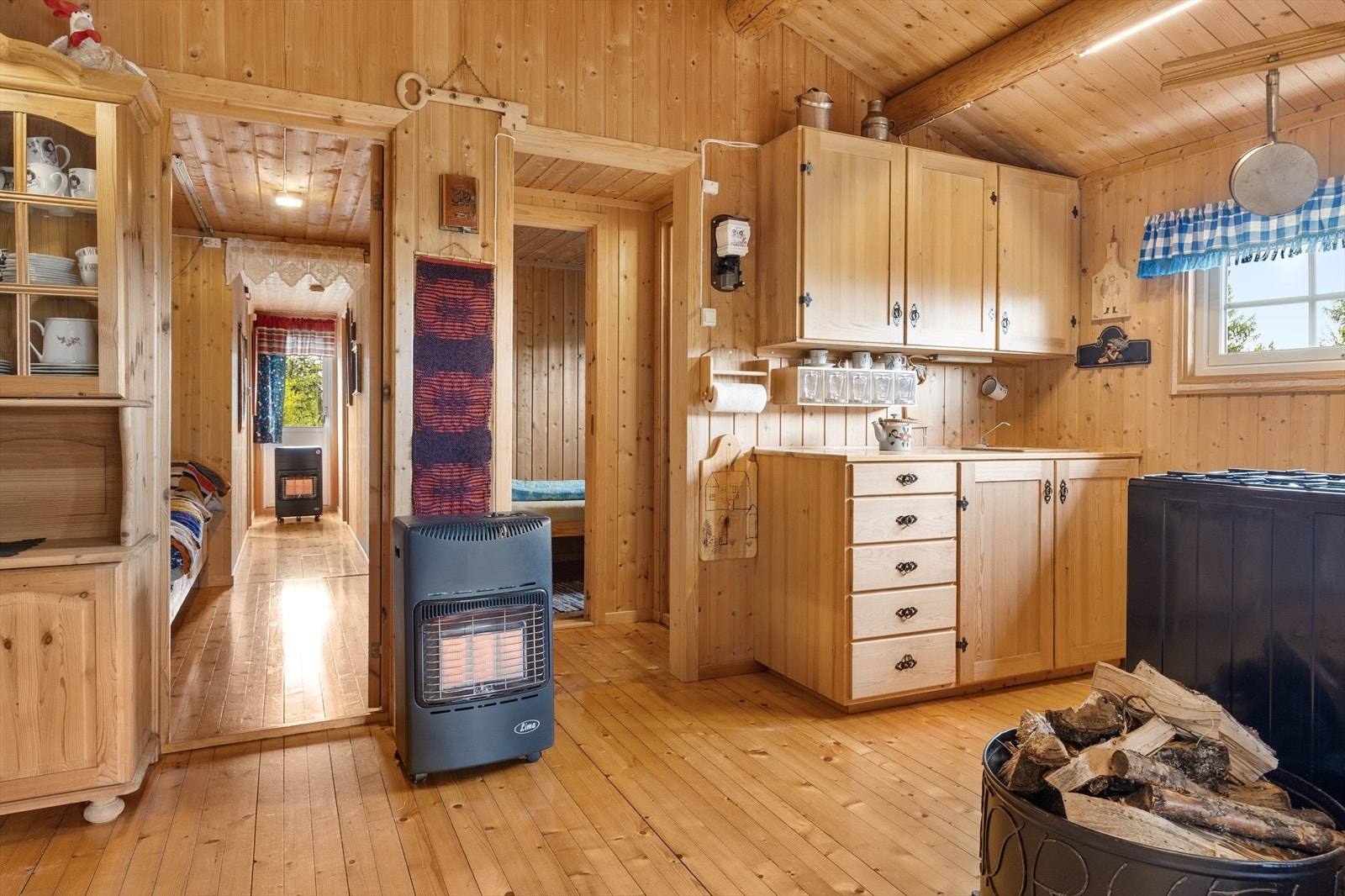 Kjøkkenet, som ligger delvis adskilt fra stua, er enkelt innredet. Galleribilde