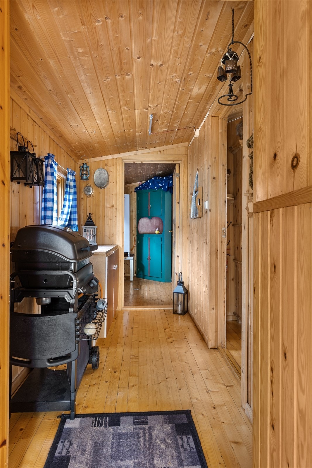 I entréen er det plass til klær og sko. Galleribilde