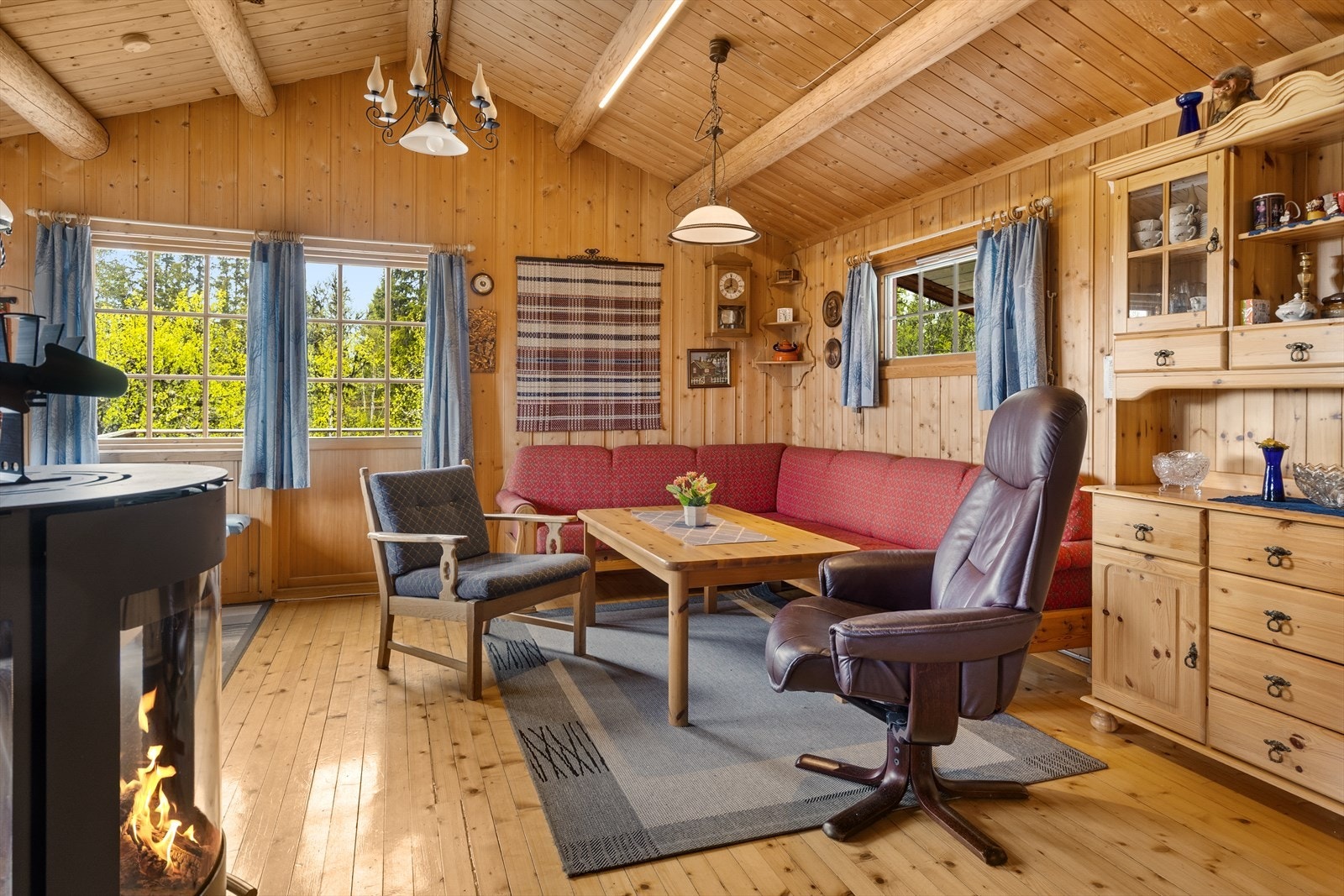 Hytta har en lun og trivelig stue. Galleribilde