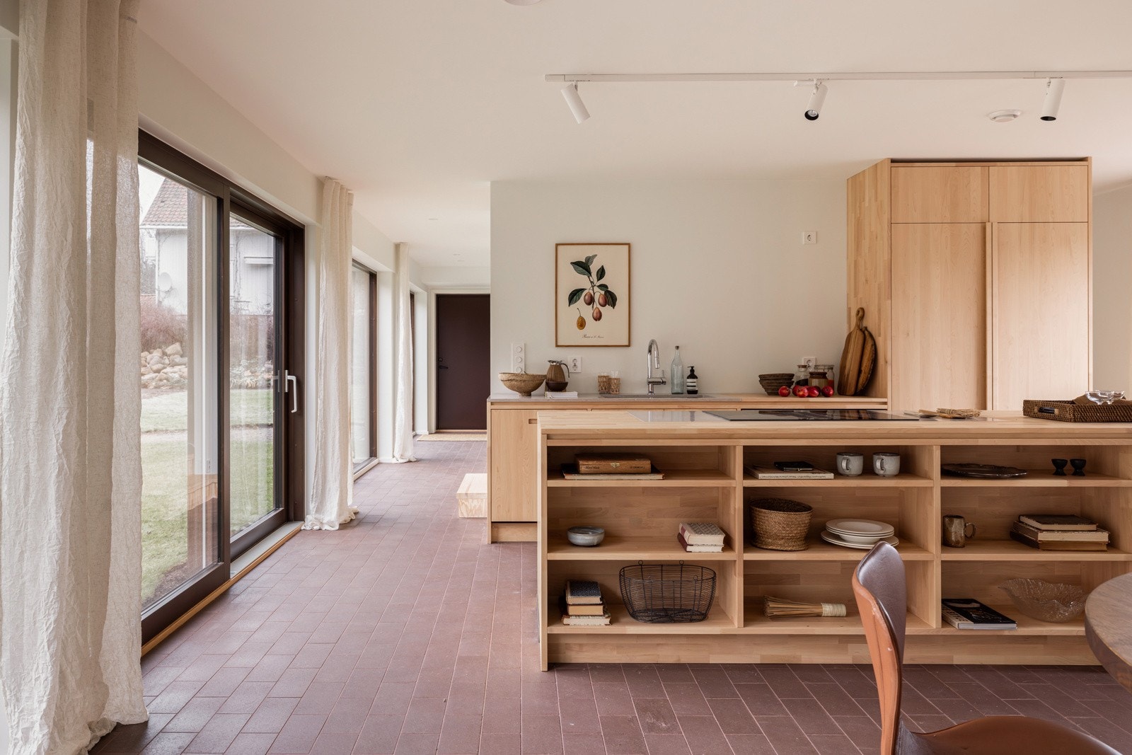 Plassbygd kjøkken tegnet av Lie Øyen arkitekter og laget av møbelsnekkerverksted Galleribilde