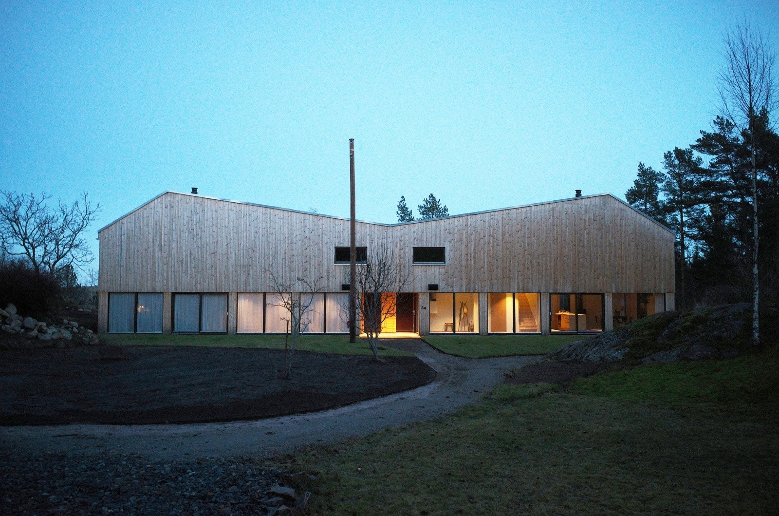 Tomannsboligen har kledning i miljøvennlig malmfuru som gråner elegant over tid Galleribilde