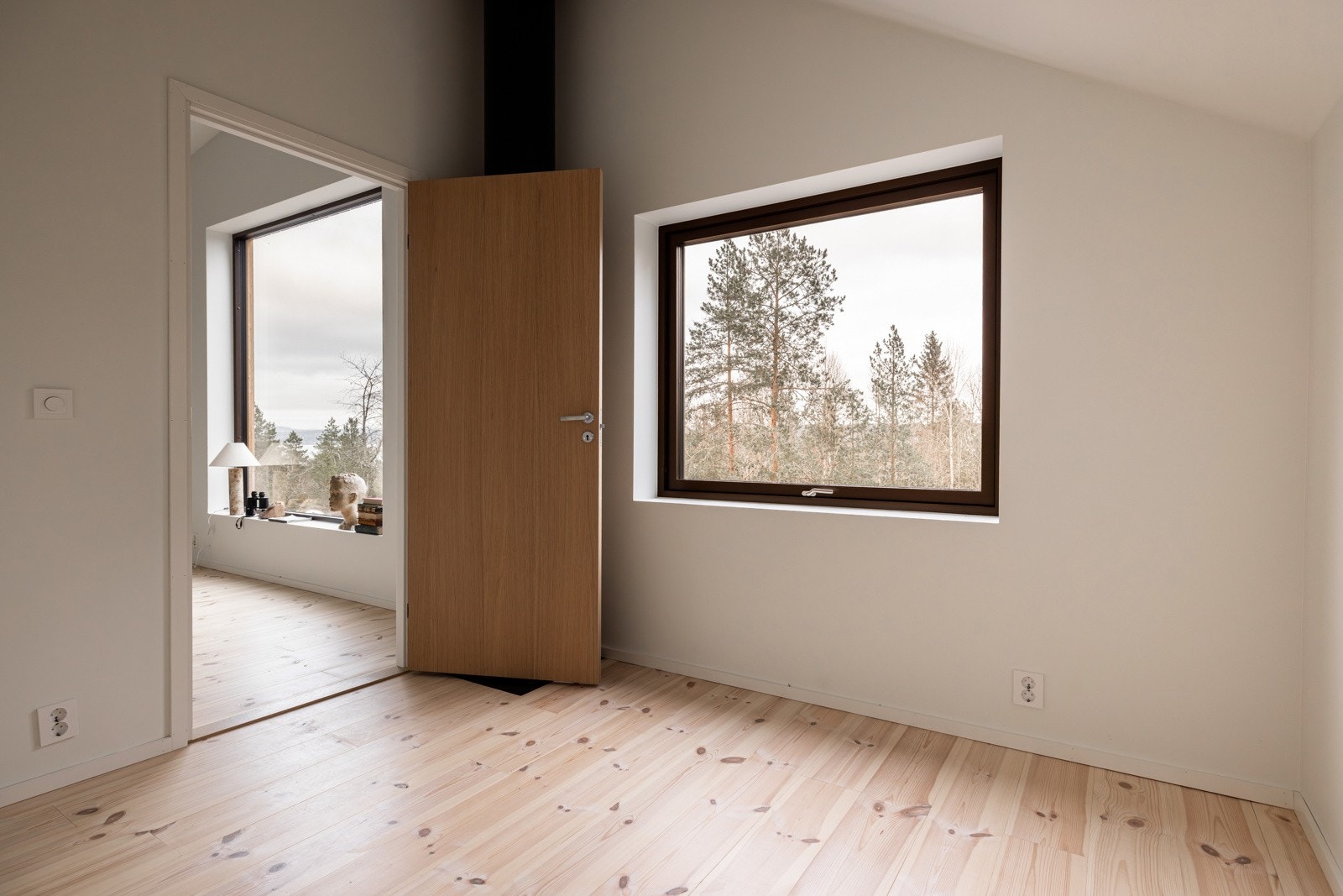 Fra soveromsvinduene har du fin utsikt over nærområdet og fra enkelte av rommene fantastisk sjøutsikt Galleribilde