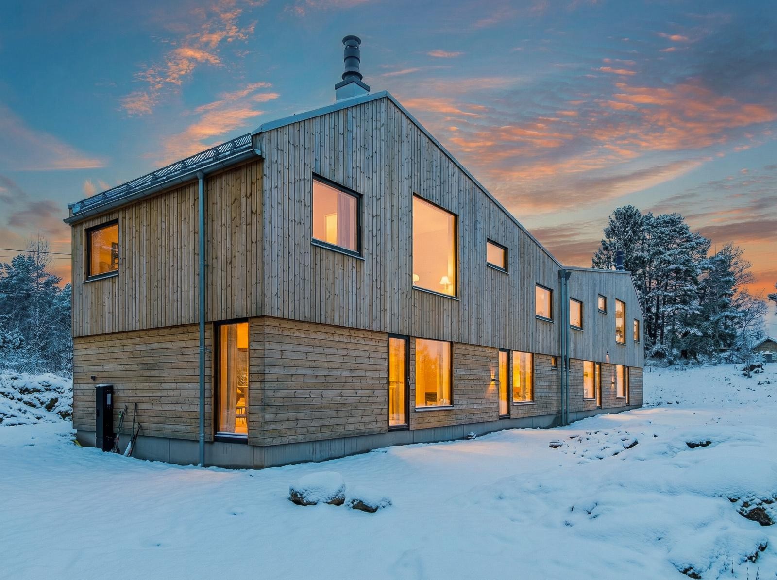 Utomhus arealene er opparbeidet iht. prosjektets utomhusplan. Grøntarealene som ikke har gress i dag vil tilsås våren 2026 Galleribilde