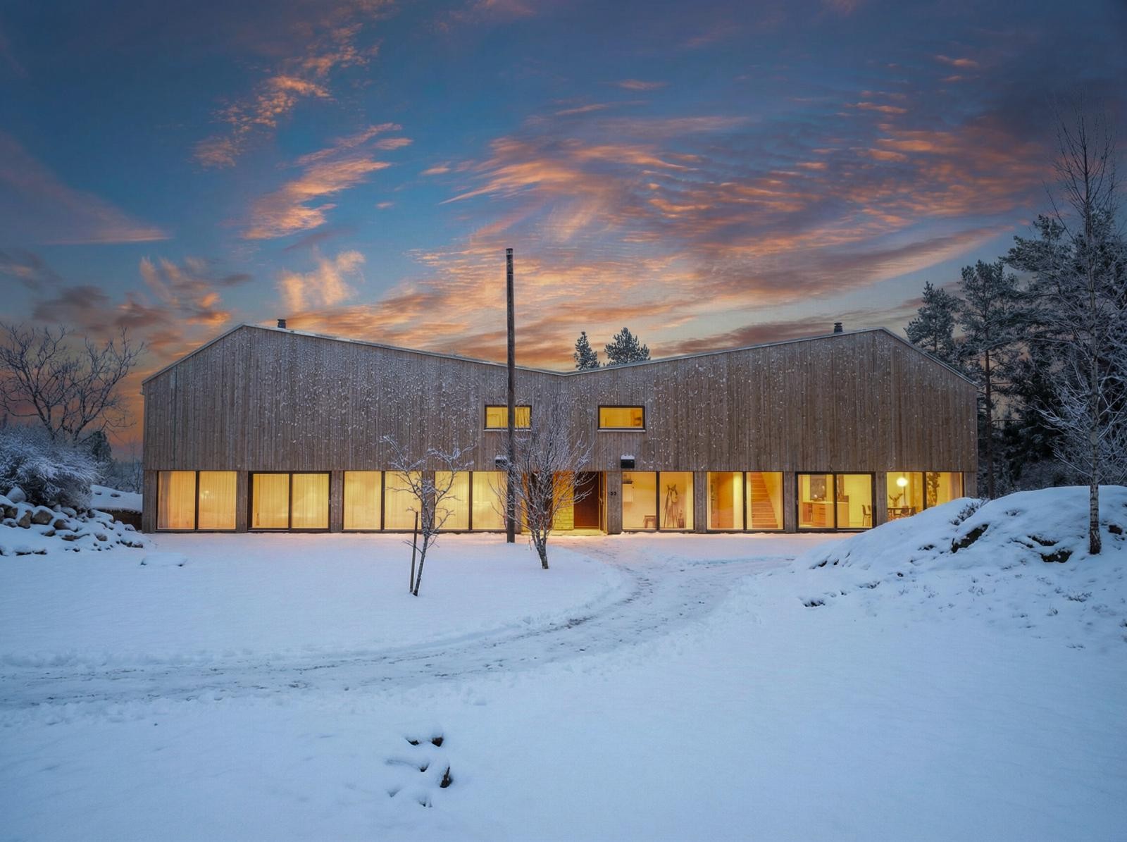 Tomannsboligen er tegnet av prisbelønte LIE ØYEN ARKITEKTER og ligger vakkert til i frodige omgivelser i Bomansvik Galleribilde