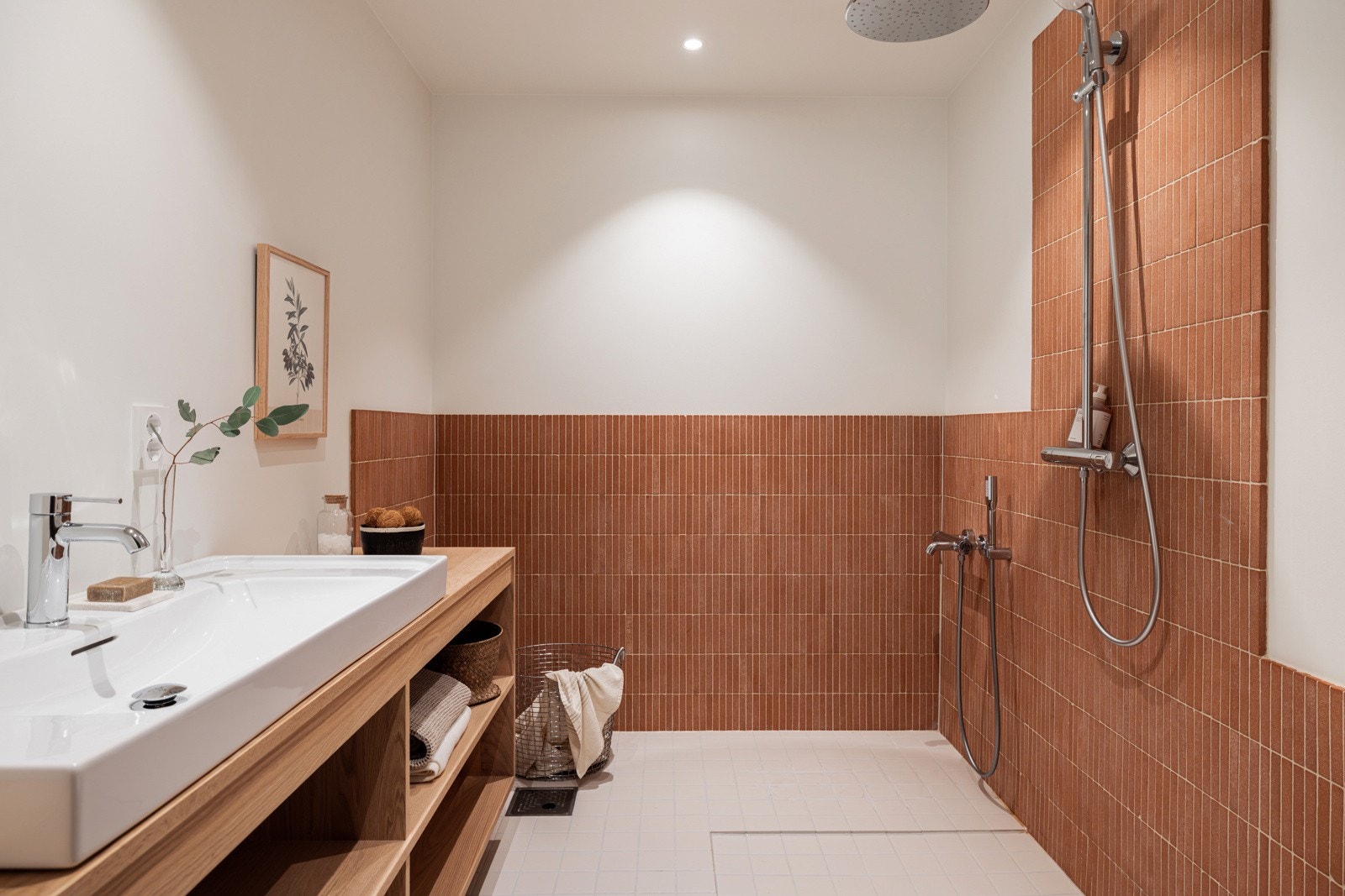 Hver etasje har hvert sitt fullverdige baderom, i tillegg til et separat wc-rom i 1. etasje Galleribilde