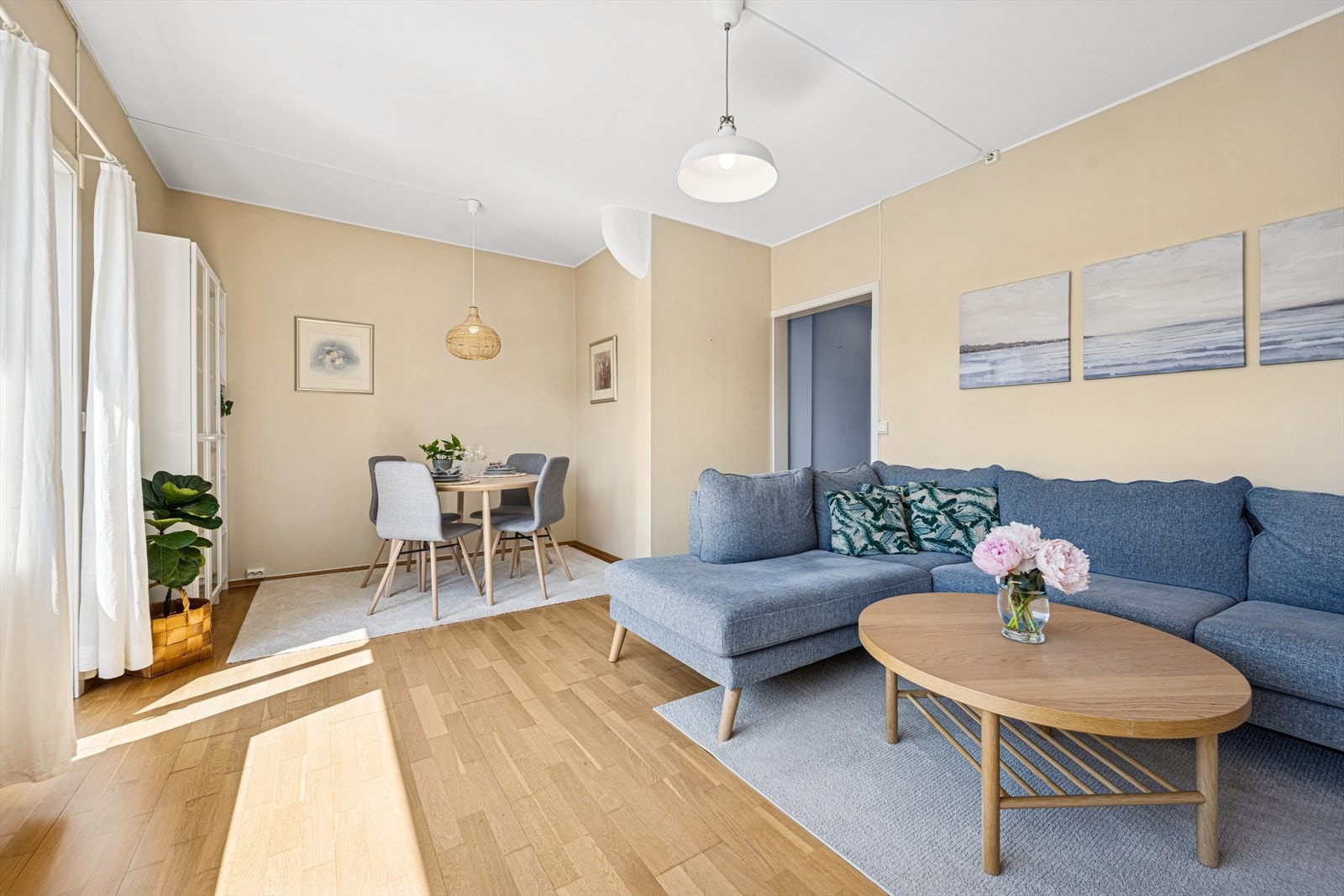 Stuen har fin plass for både sofagruppe og spisestue Galleribilde