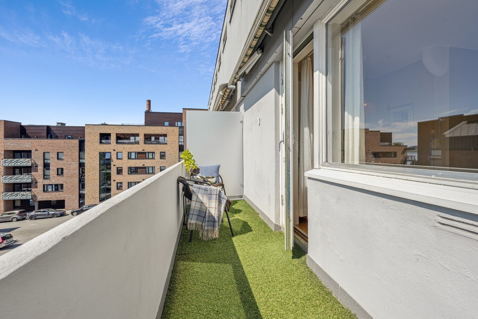 Skjermet balkong med fine solforhold. Utstyrt med markise. Galleribilde