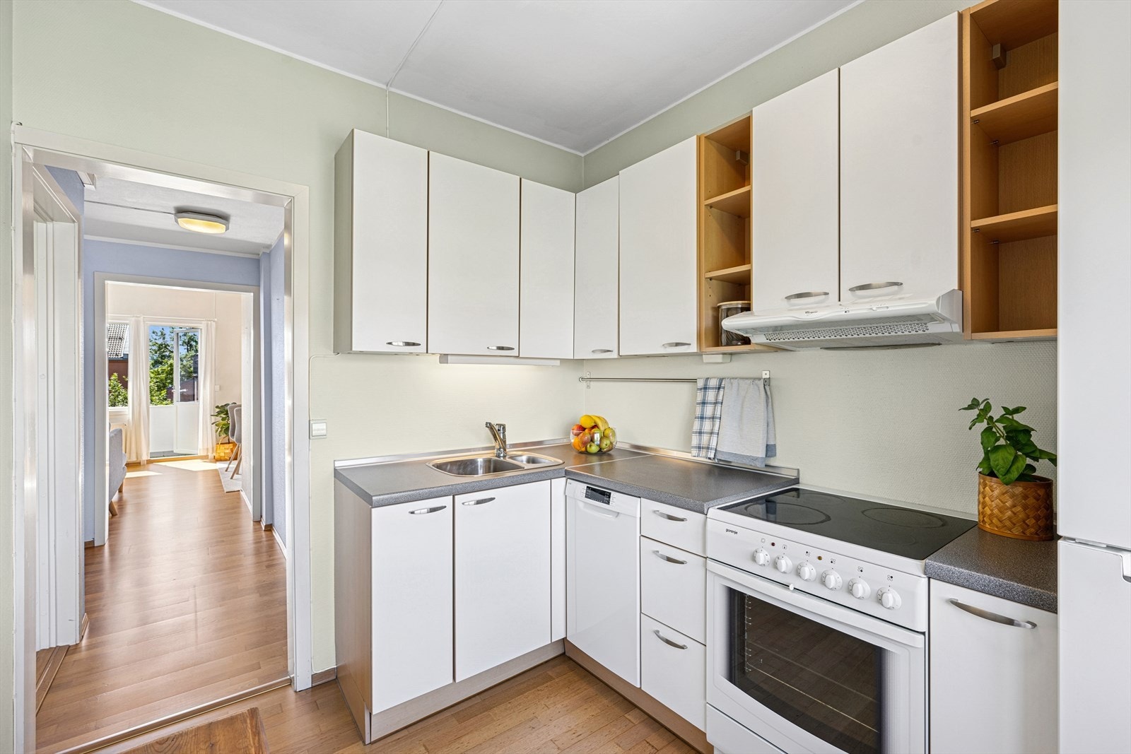 Kjøkkenet har en innredning med glatte fronter og laminatbenkeplate. Galleribilde