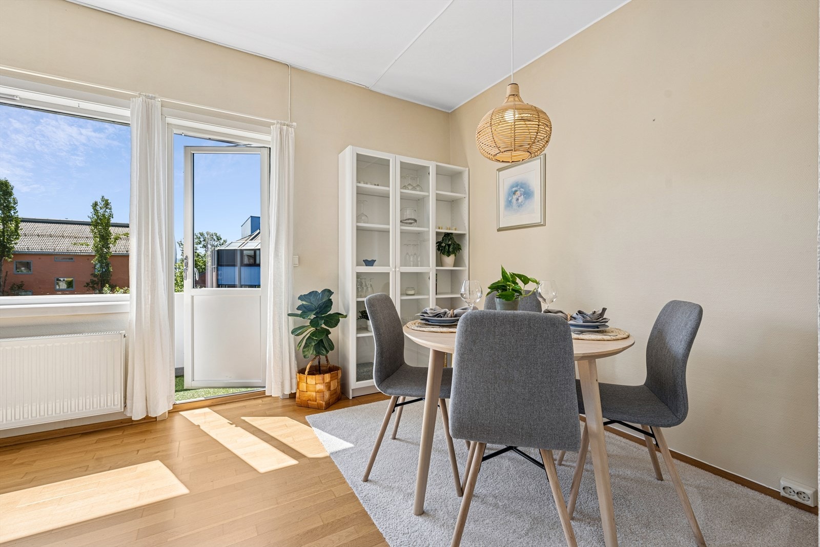 Leiligheten har gjennomgående parkett i oppholdsrommene og malt strie på vegger. Galleribilde