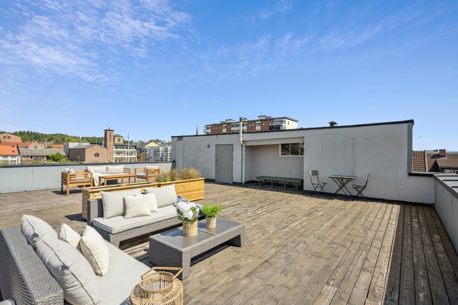 Rikelig med plass på takterrassen gir rom for avslapning og hygge. Galleribilde