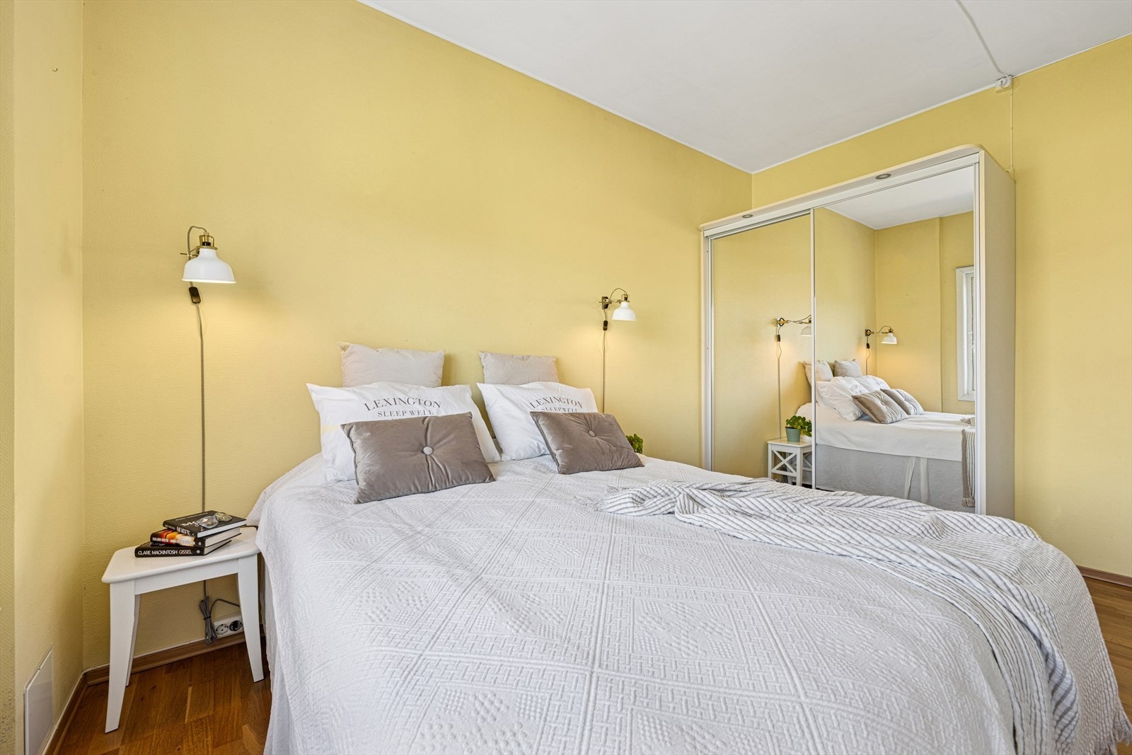 Soverommet er innredet med praktisk garderobeløsning. Galleribilde