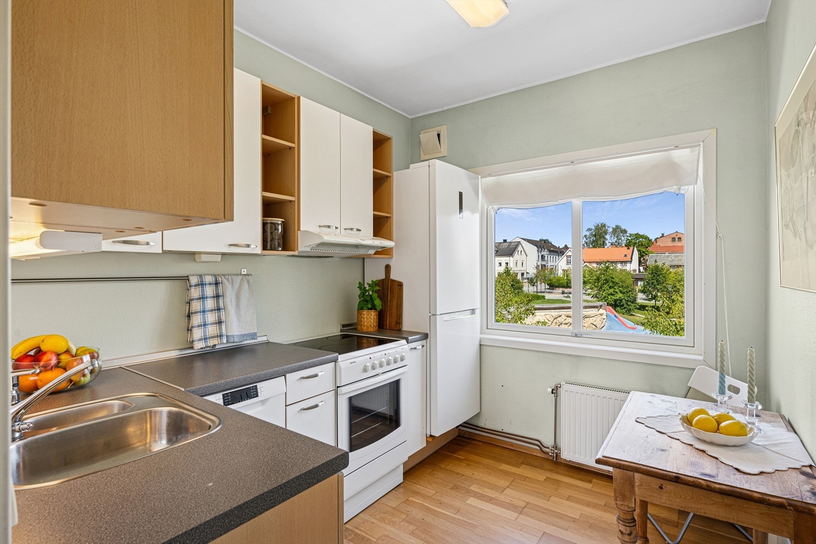 Kjøkkenet har plass for en liten spiseplass. Galleribilde