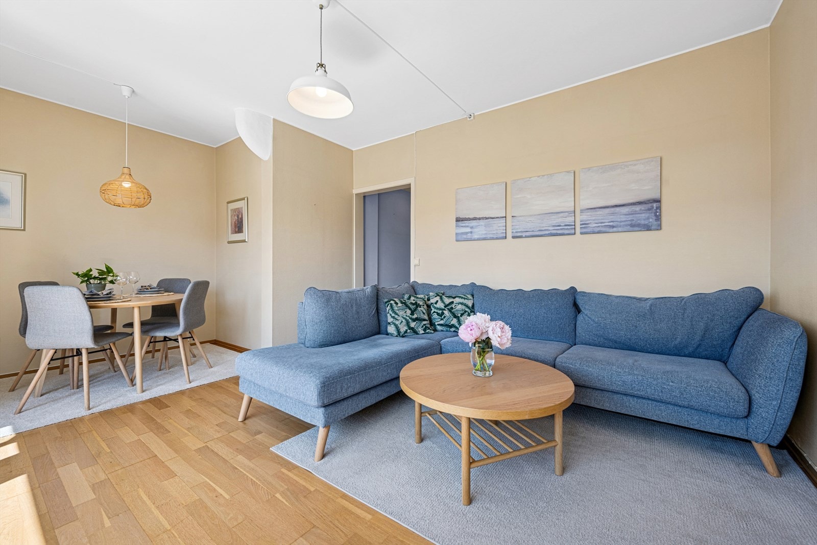 Leiligheten er lys og trivelig med romslig stue. Galleribilde