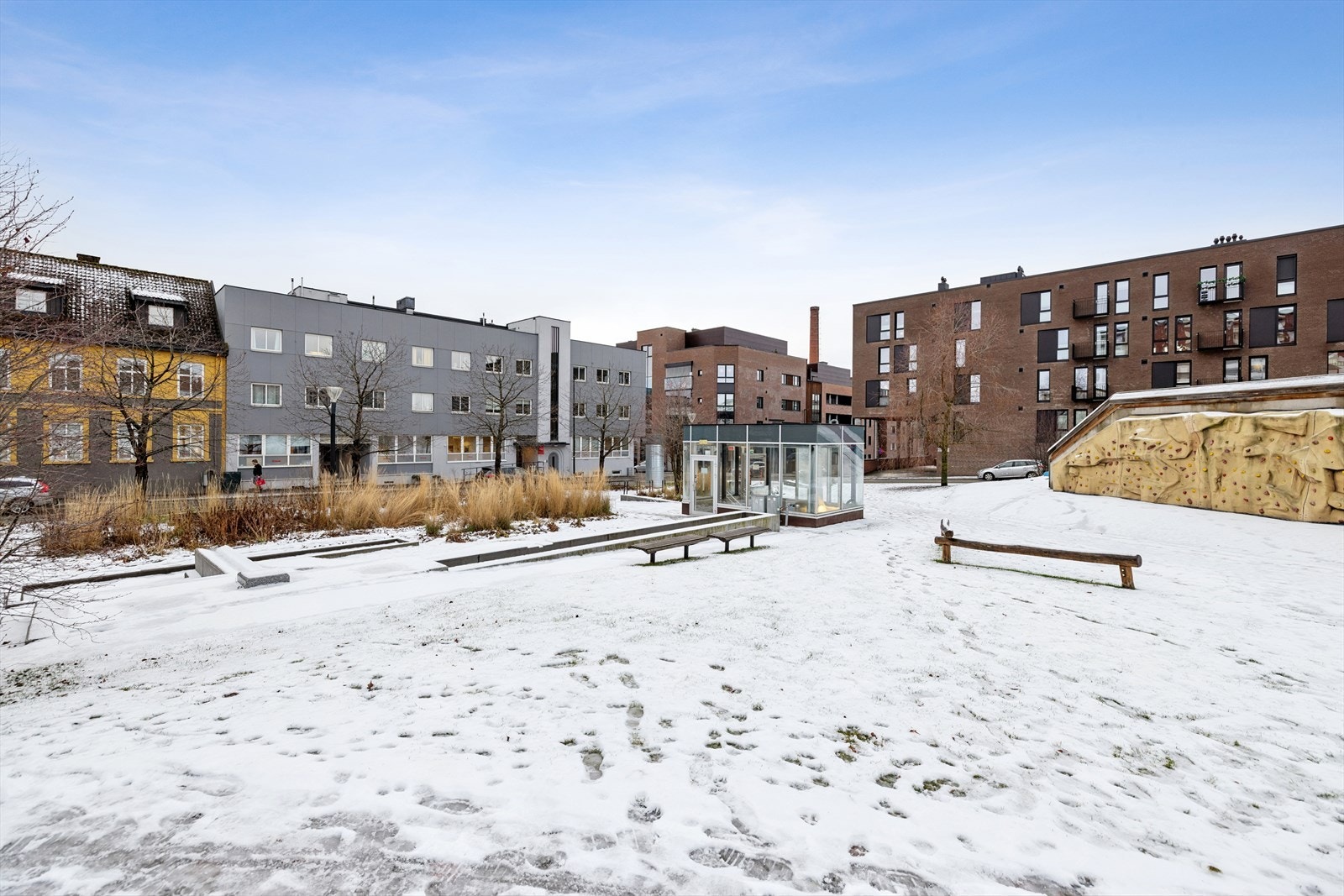 Leiligheten ligger svært sentralt til rett over vestre torg, hvor det også er en romslig parkeringskjeller! Galleribilde