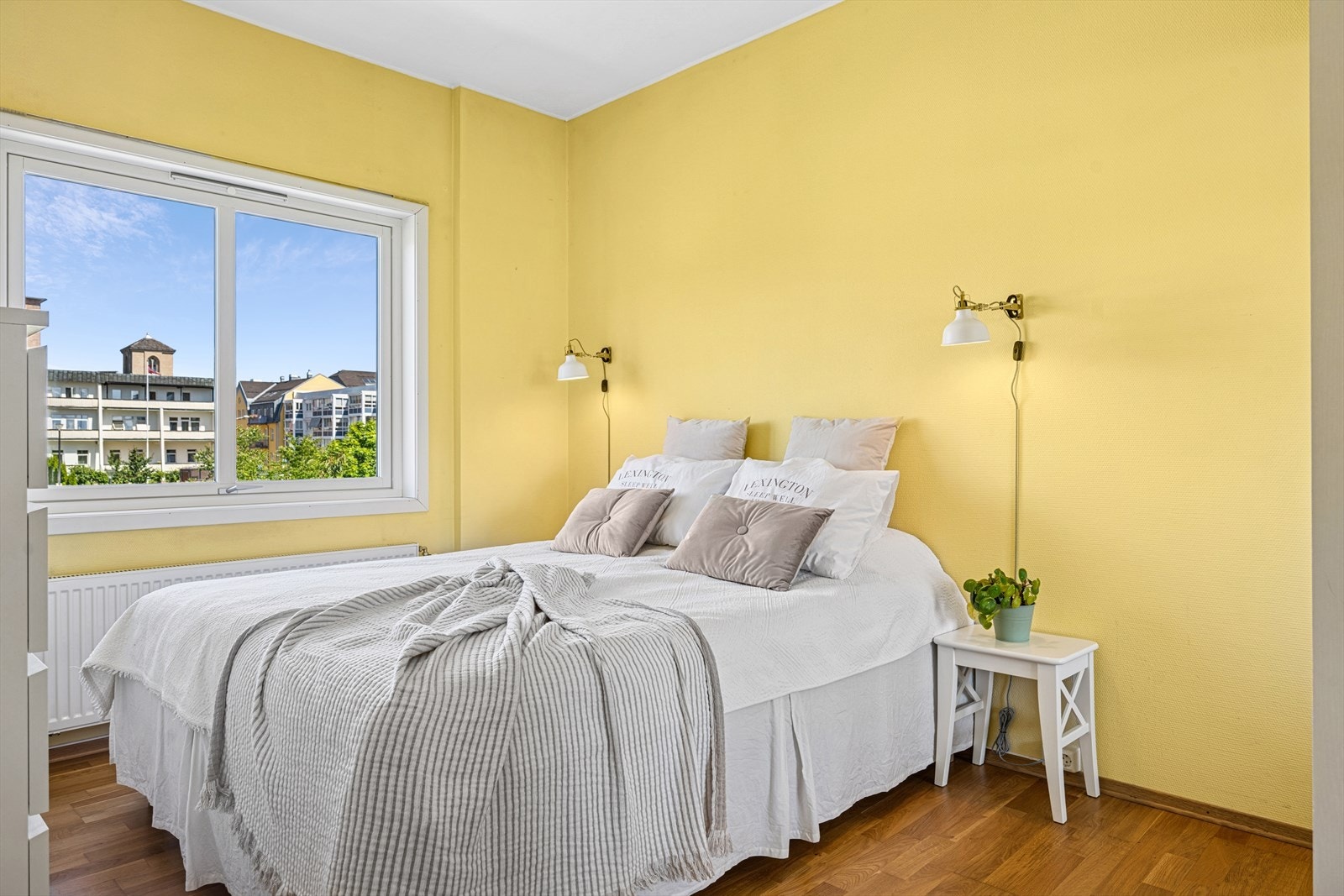 Leiligheten har ett soverom med plass til seng og garderobeløsning. Galleribilde