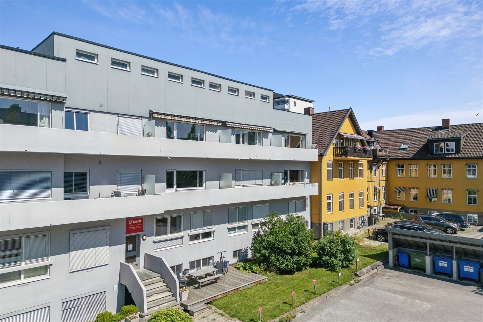 Egen parkeringsplass i bakgård. Galleribilde