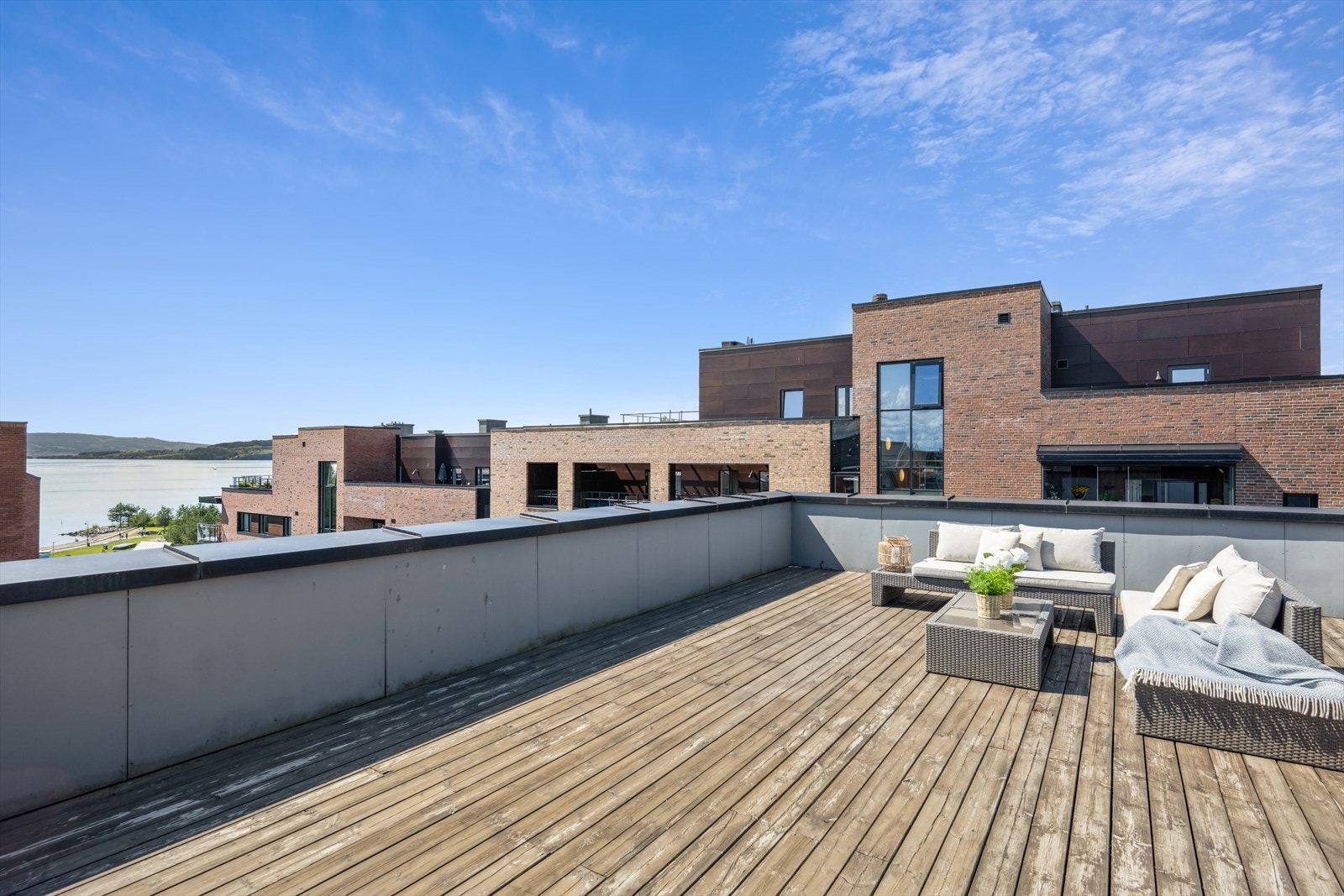 Byggets store, felles takterrasse er en fantastisk arena for solrike dager. Galleribilde